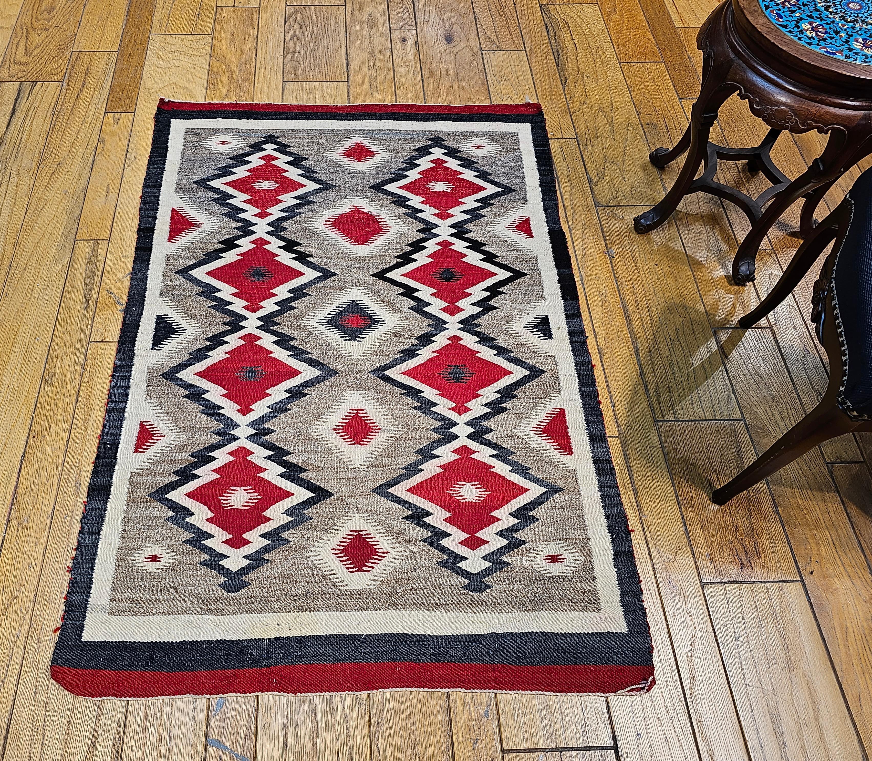 Vintage Navajo-Teppich mit Eye Dazzler-Muster in Elfenbein, Rot, Schwarz (Wolle) im Angebot