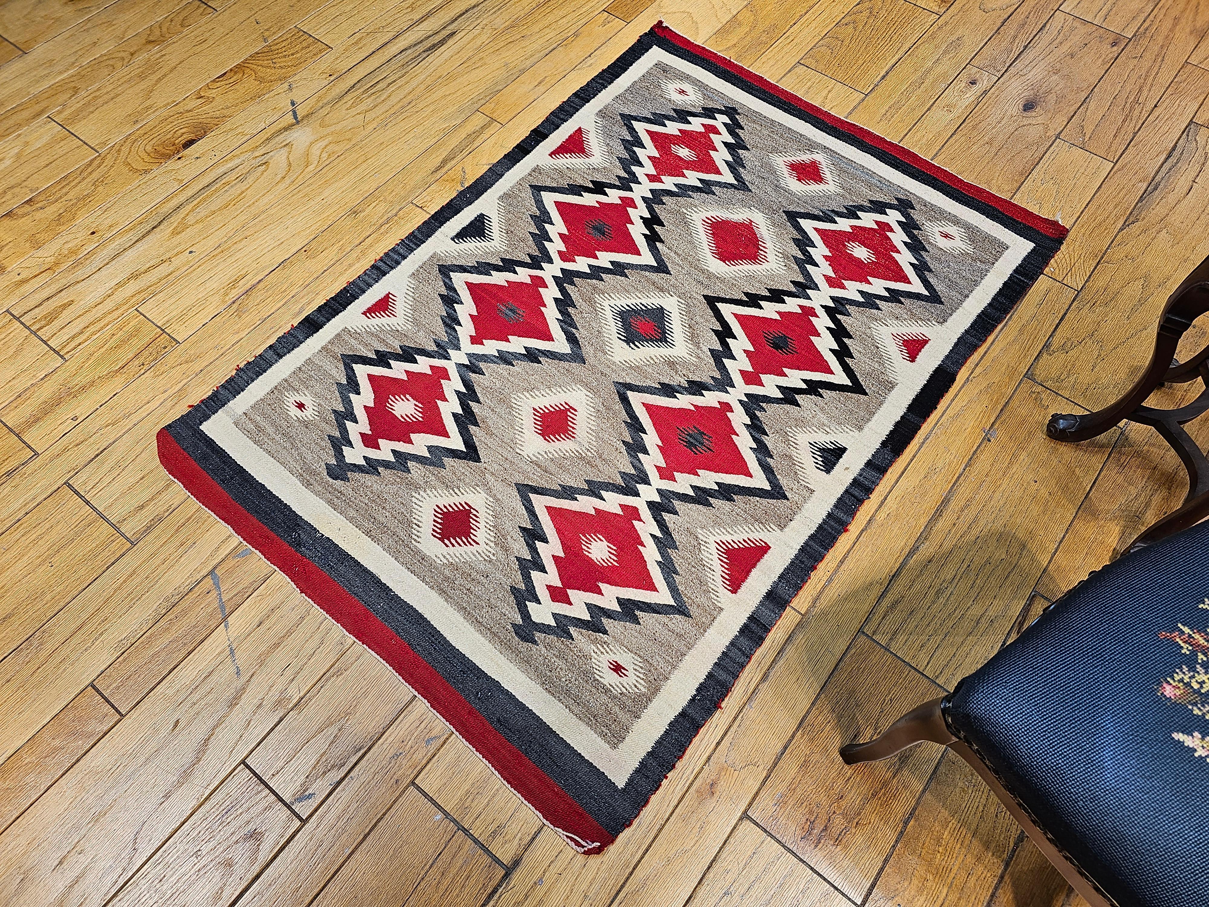 Vintage Navajo-Teppich mit Eye Dazzler-Muster in Elfenbein, Rot, Schwarz im Angebot 1
