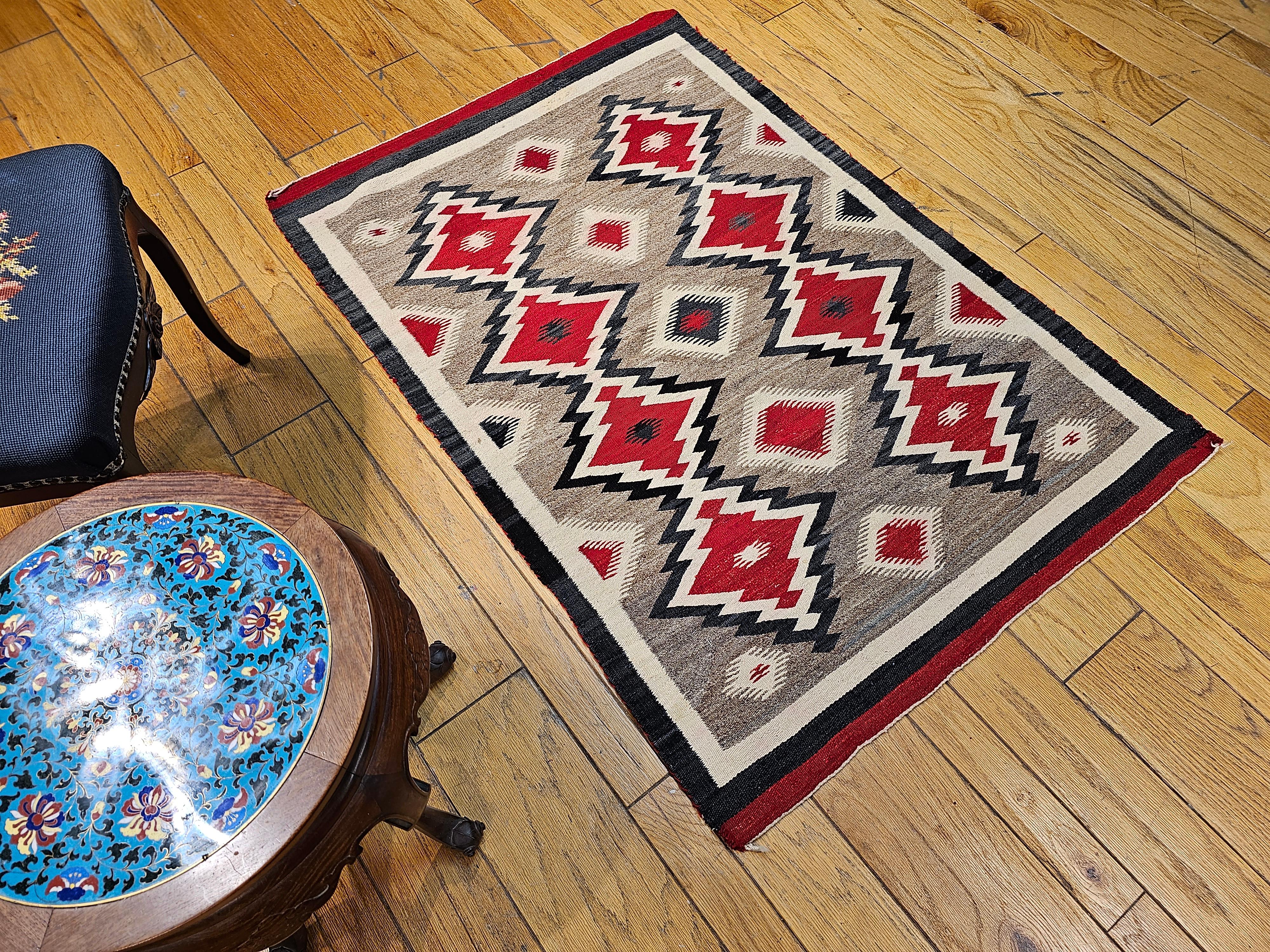 Vintage Navajo-Teppich mit Eye Dazzler-Muster in Elfenbein, Rot, Schwarz im Angebot 2