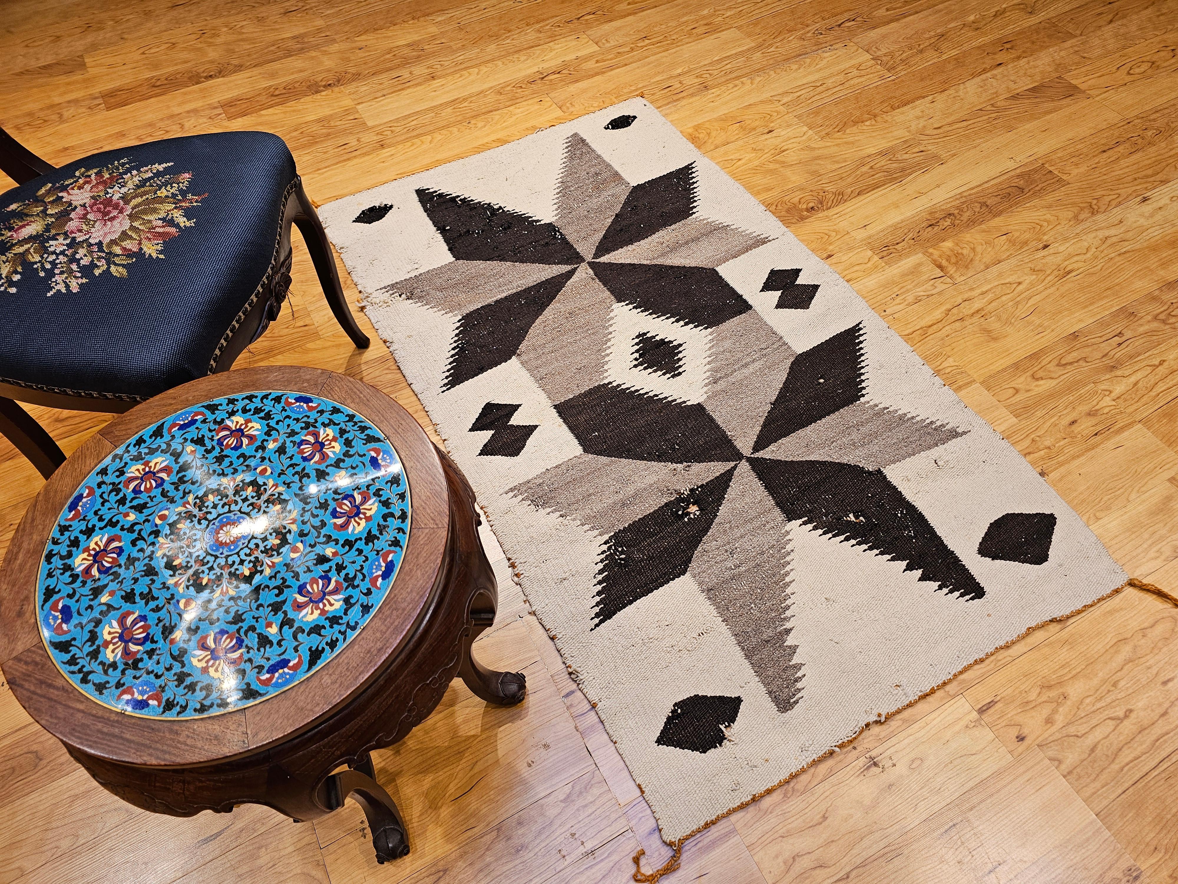 Tapis Navajo vintage à motifs de médaillons en gris, ivoire et Brown en vente 3