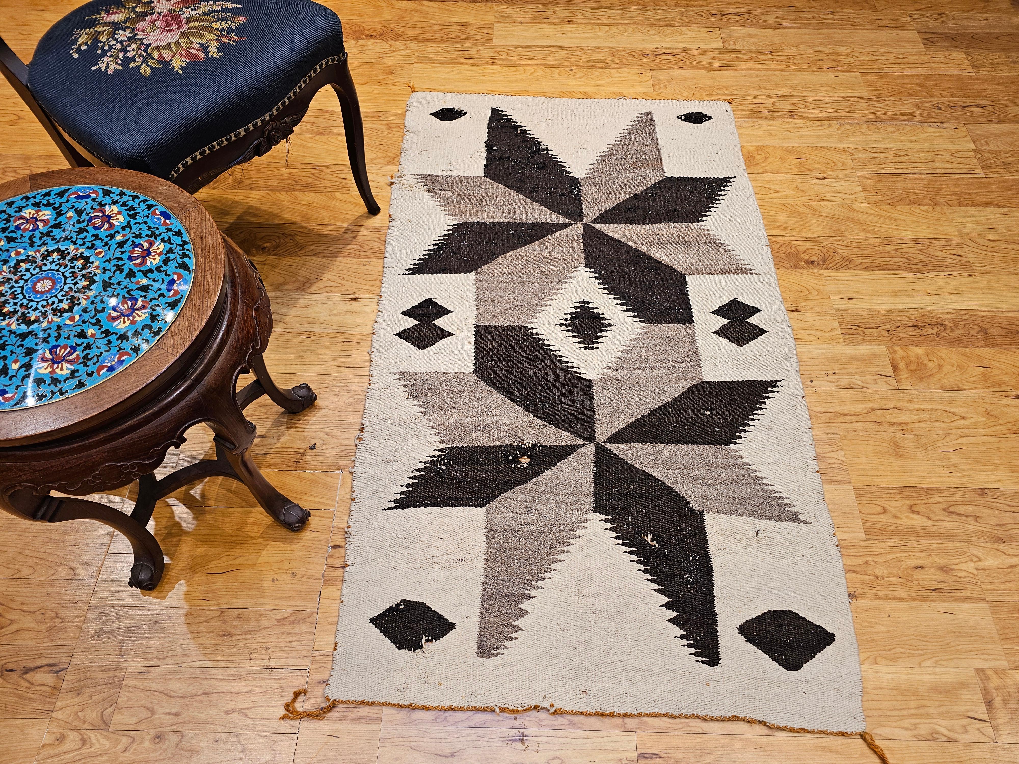 Tapis Navajo vintage à motifs de médaillons en gris, ivoire et Brown en vente 4