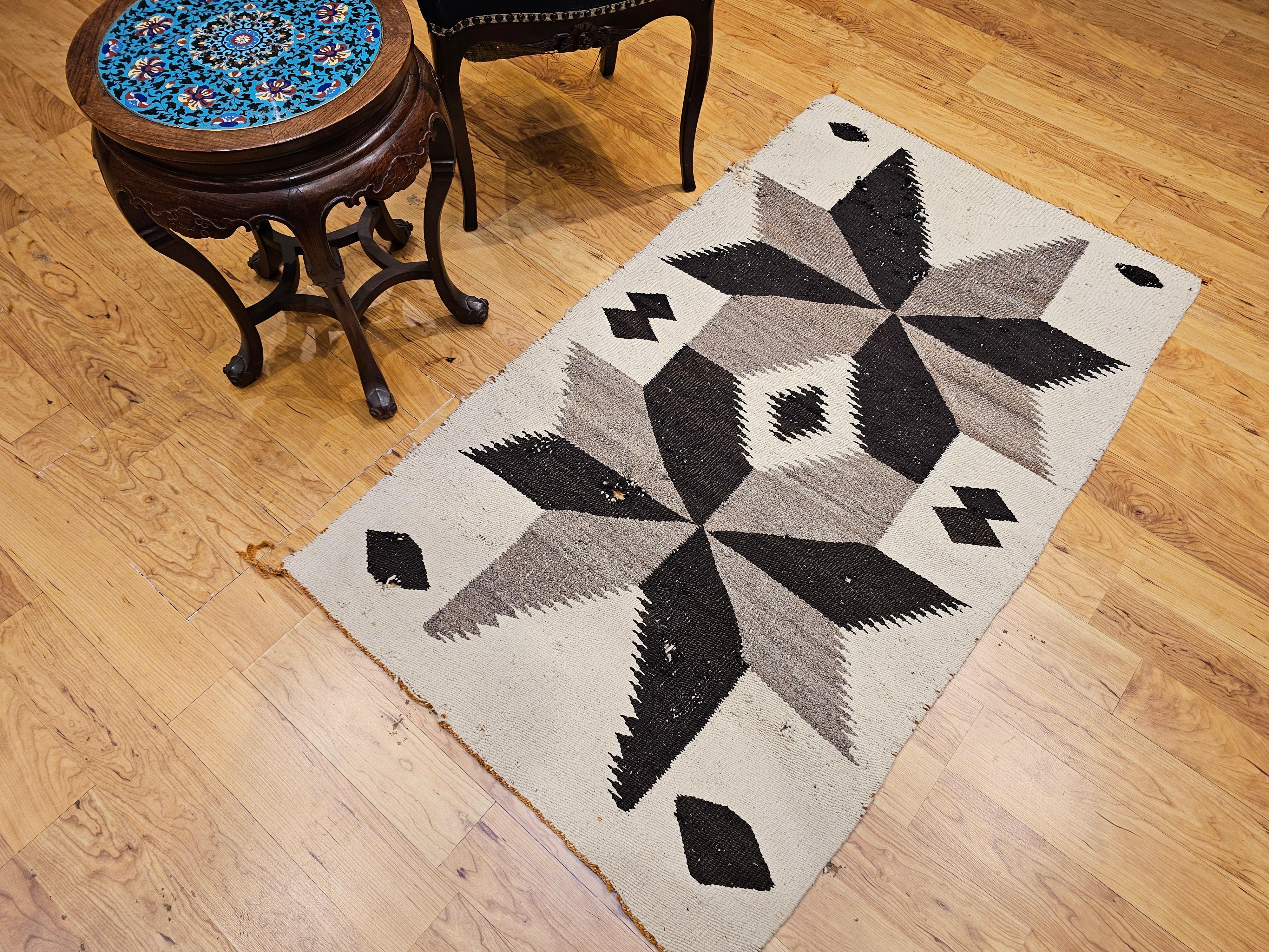 Tapis Navajo vintage à motifs de médaillons en gris, ivoire et Brown en vente 5