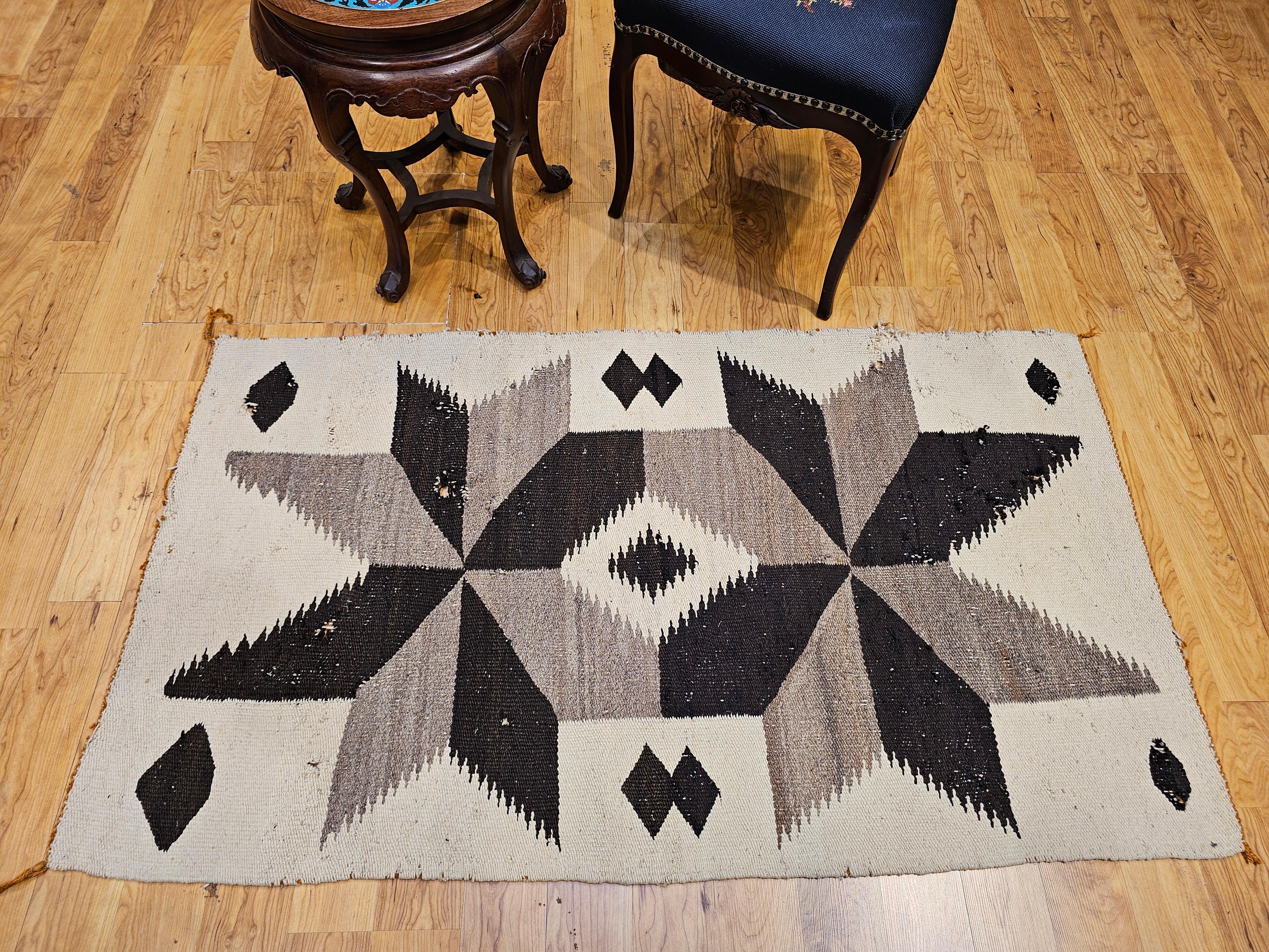 Tapis Navajo vintage à motifs de médaillons en gris, ivoire et Brown en vente 6