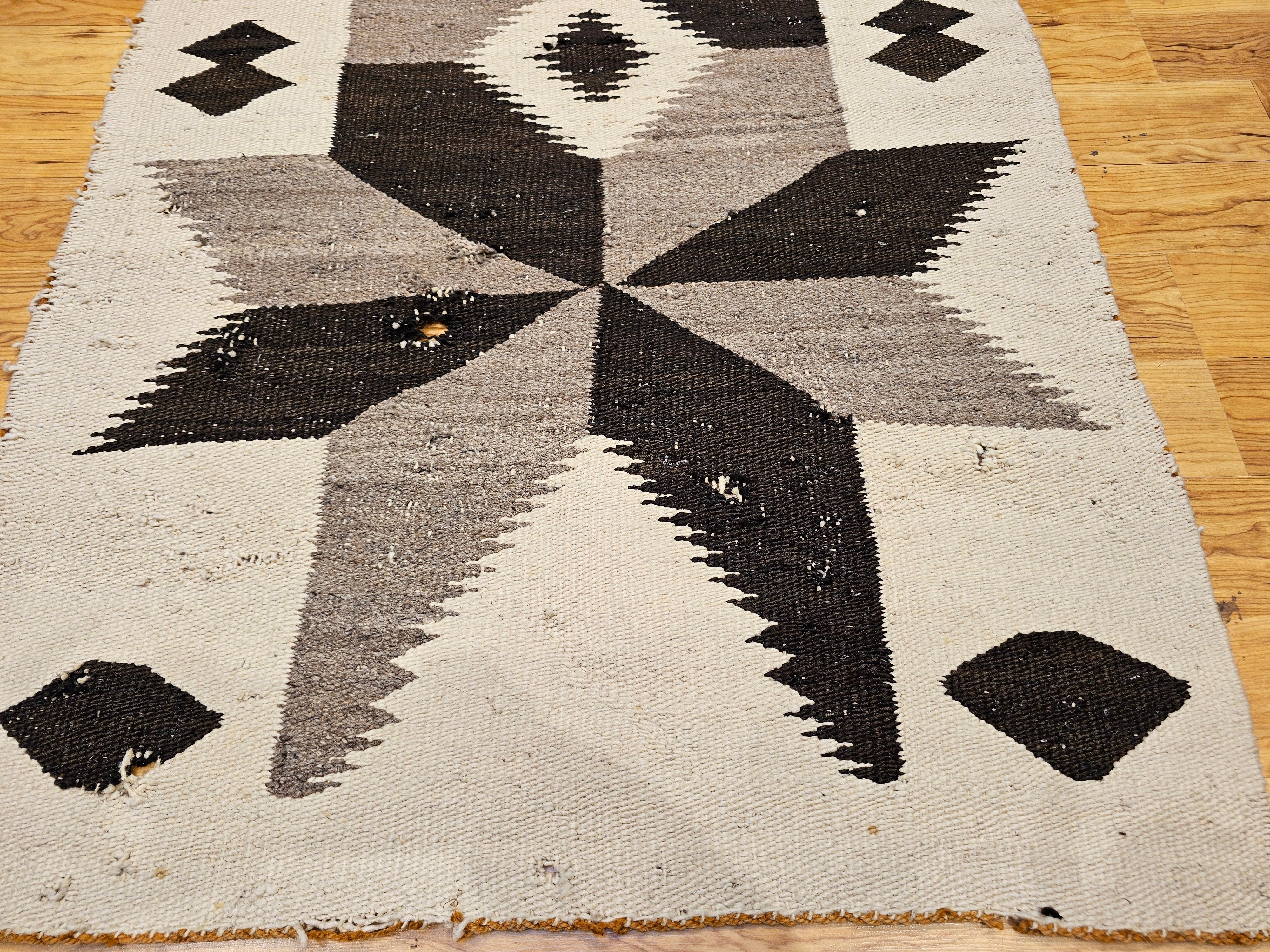 Américain Tapis Navajo vintage à motifs de médaillons en gris, ivoire et Brown en vente