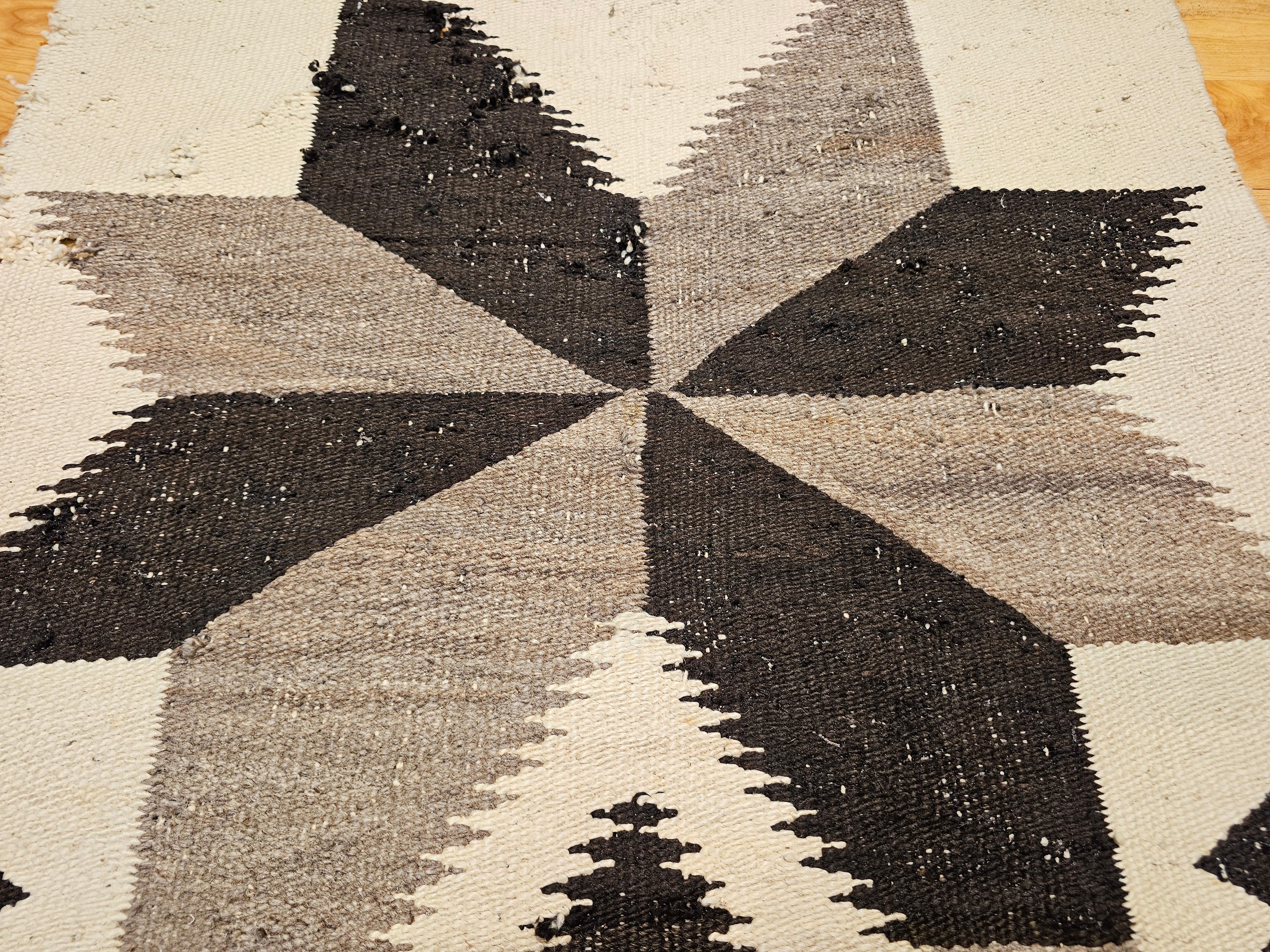 Tapis Navajo vintage à motifs de médaillons en gris, ivoire et Brown État moyen - En vente à Barrington, IL