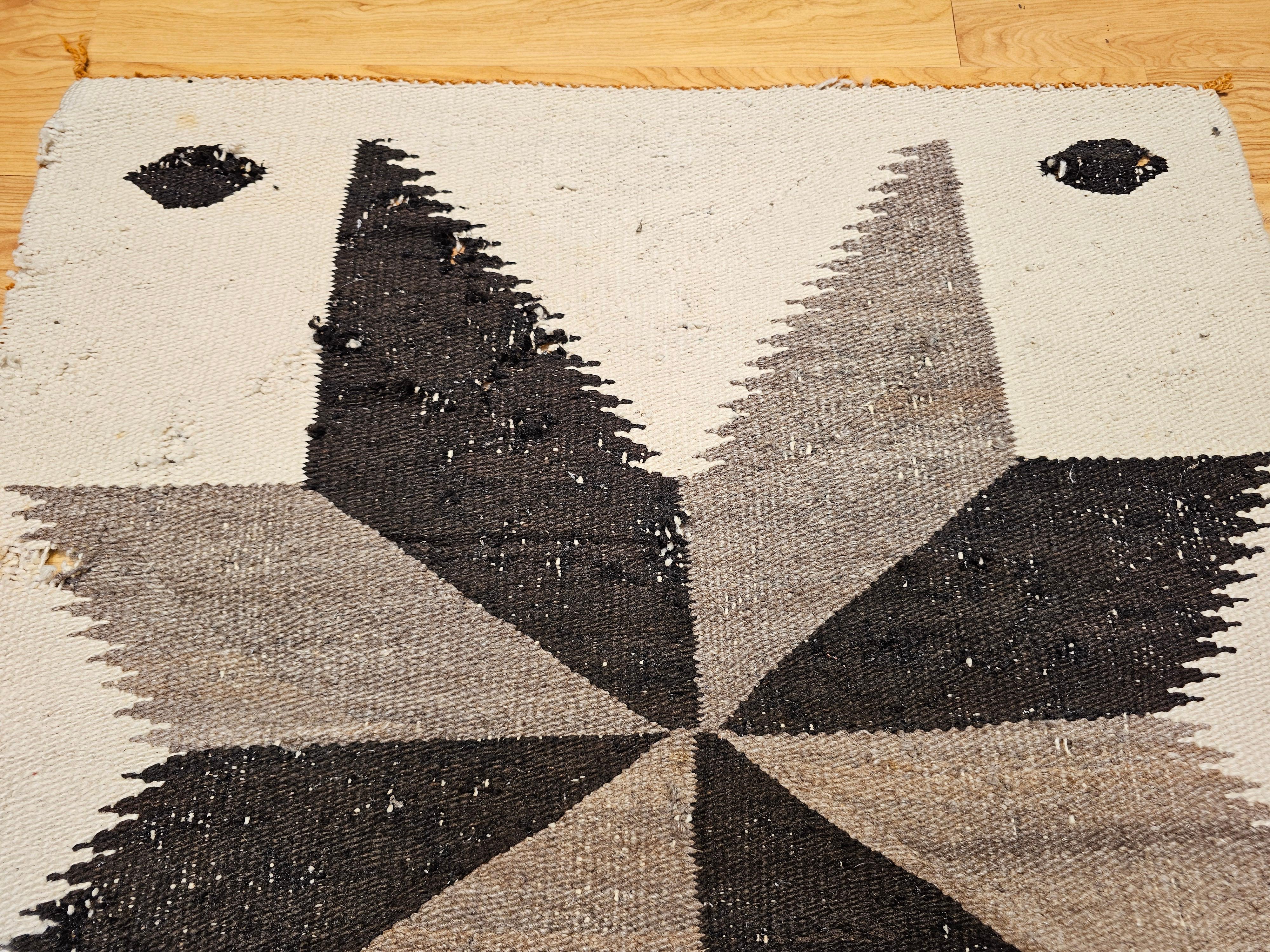 20ième siècle Tapis Navajo vintage à motifs de médaillons en gris, ivoire et Brown en vente