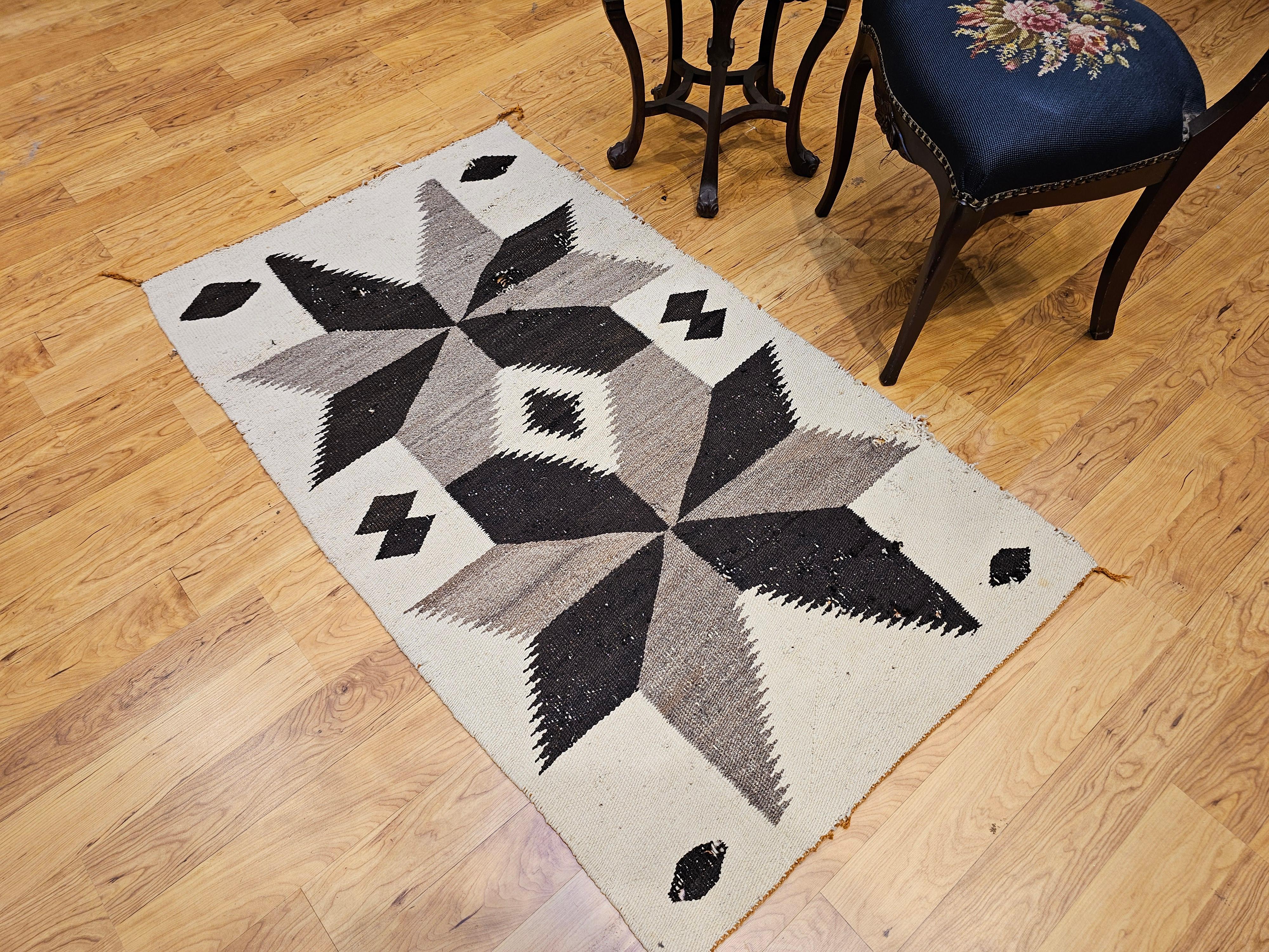 Coton Tapis Navajo vintage à motifs de médaillons en gris, ivoire et Brown en vente