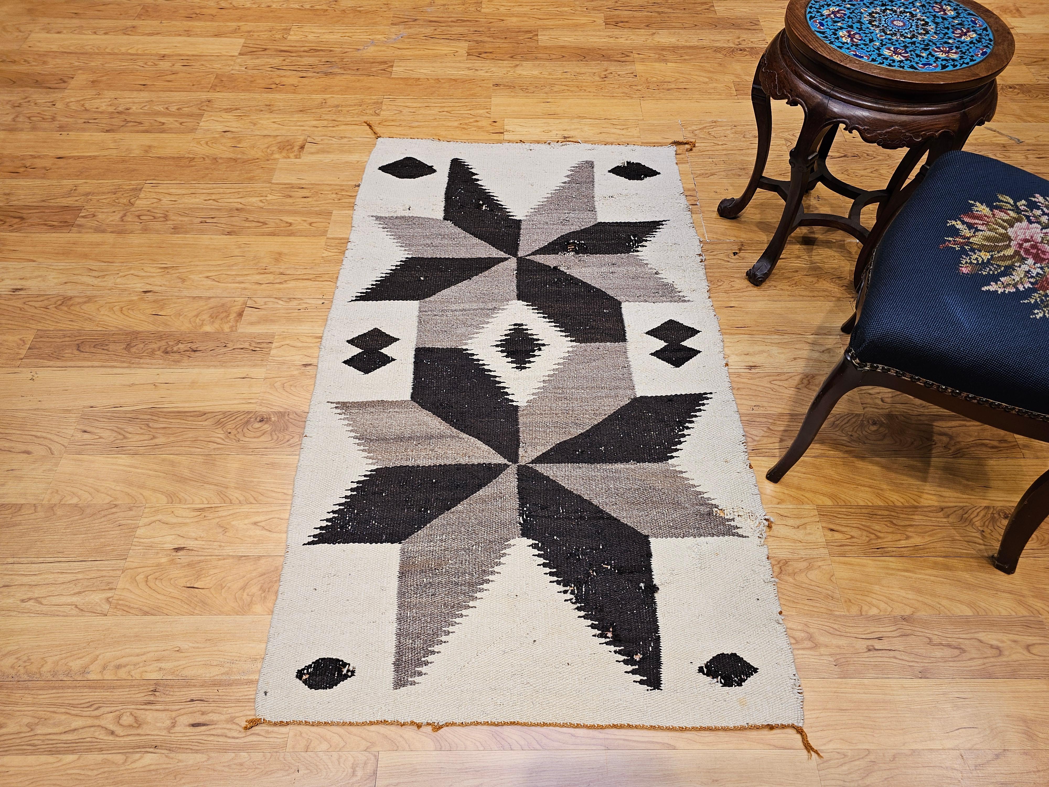 Tapis Navajo vintage à motifs de médaillons en gris, ivoire et Brown en vente 1