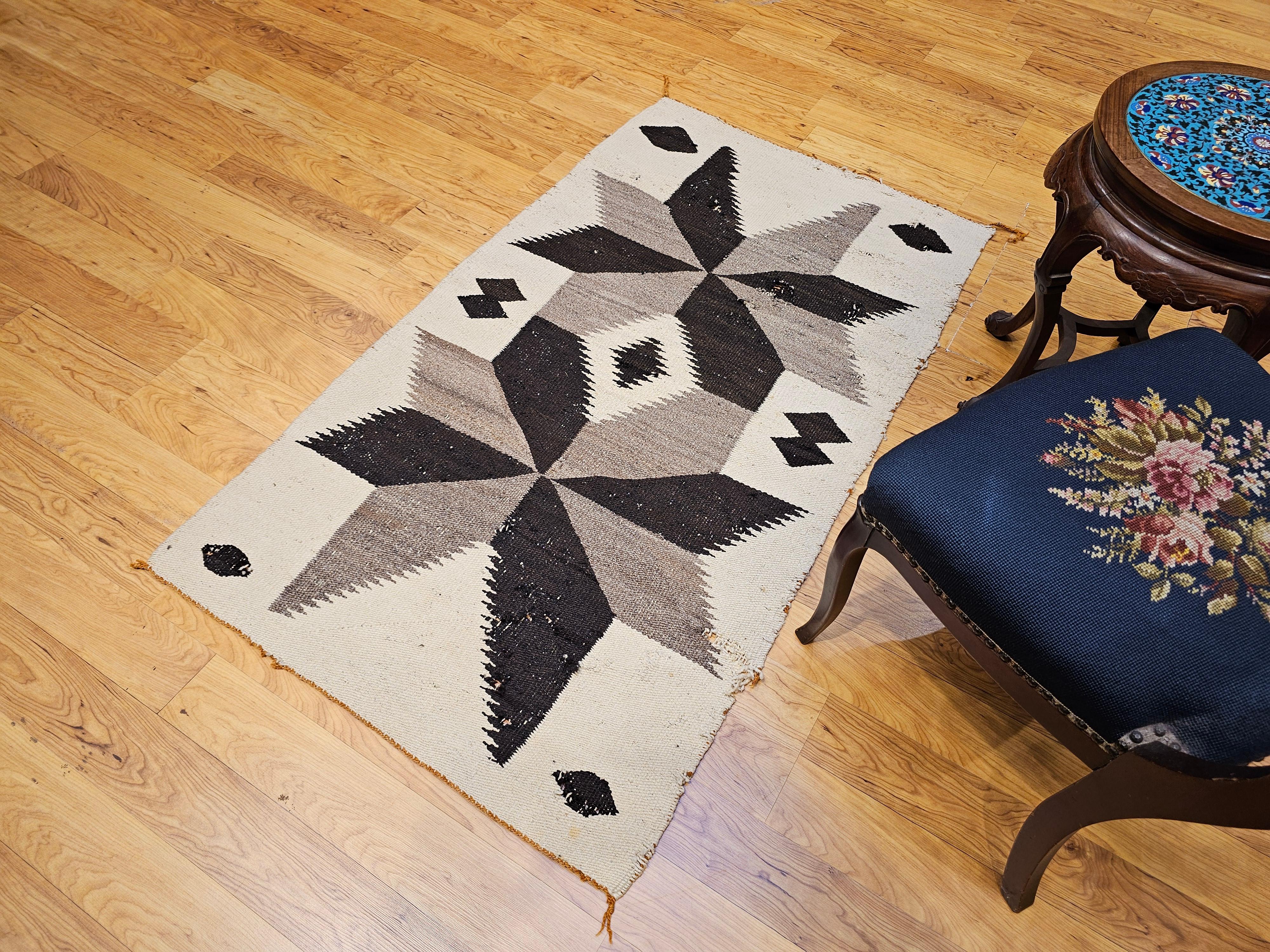 Tapis Navajo vintage à motifs de médaillons en gris, ivoire et Brown en vente 2