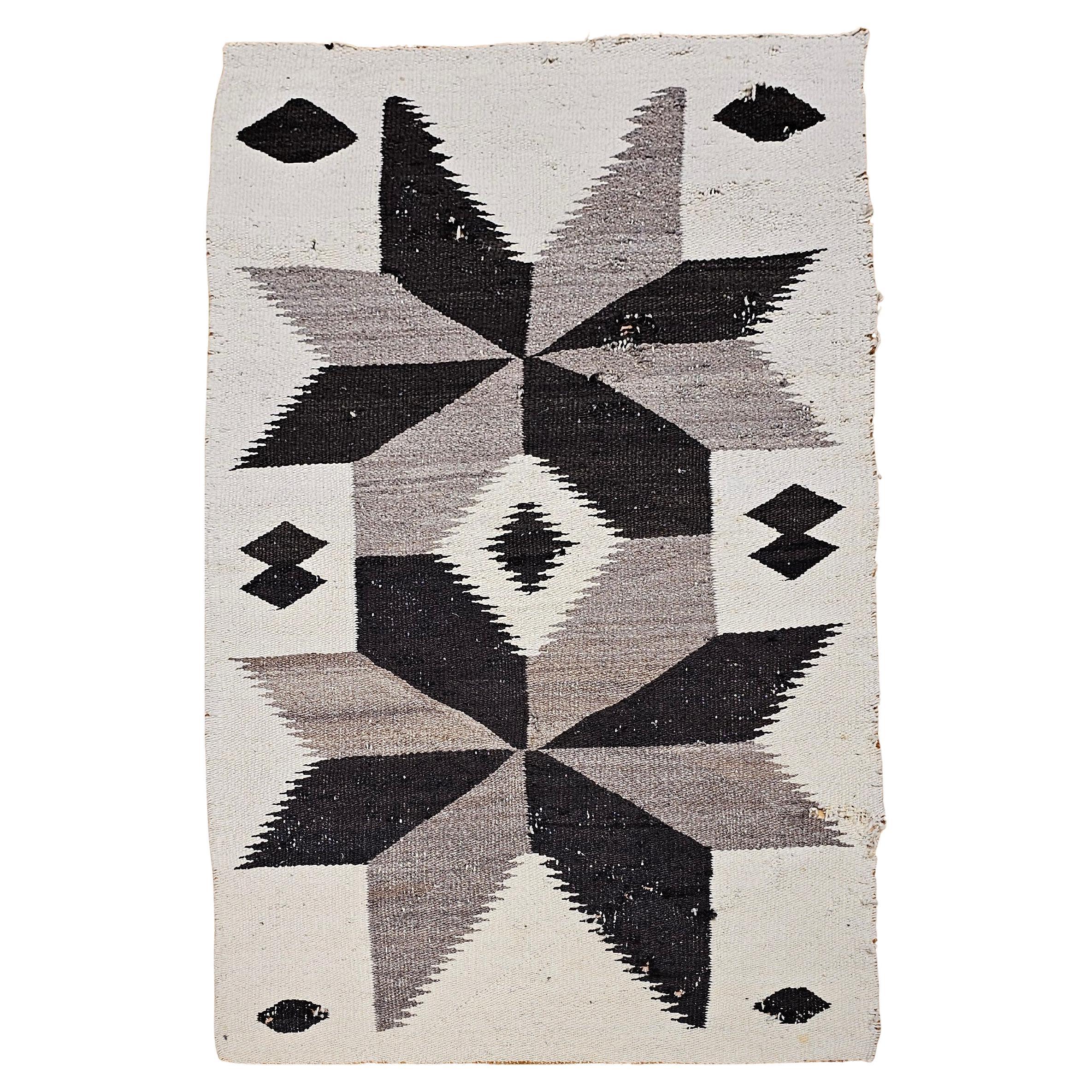 Tapis Navajo vintage à motifs de médaillons en gris, ivoire et Brown