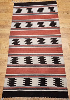 Tapis vintage Navajo en rouge brique, brun, gris et ivoire