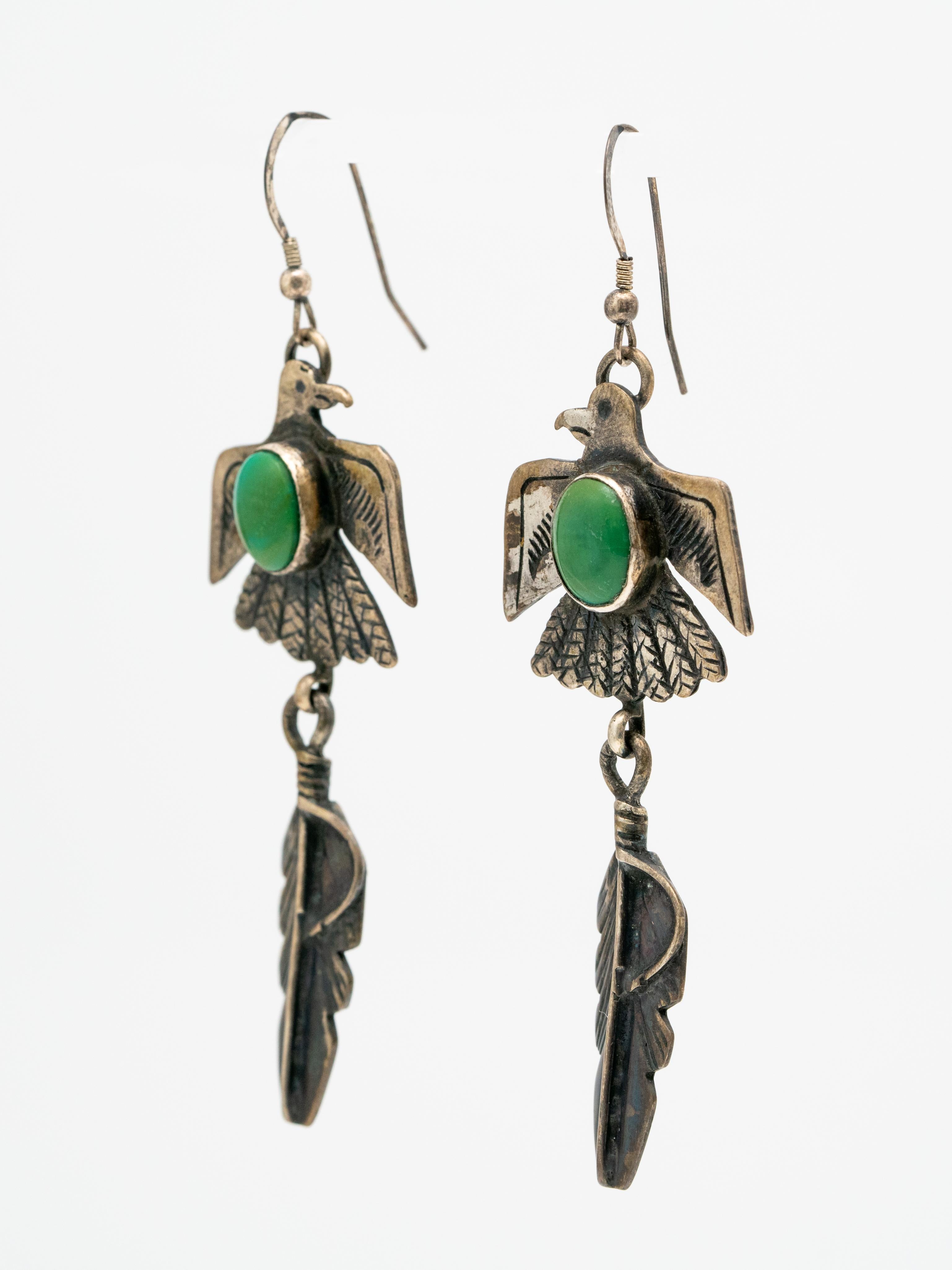 Vintage Native American Navajo Silver and Adventurine Thunderbird and Feather Earrings c.1970s

The Thunderbird is a protective symbol in Navajo jewelry and the feather is healing and offers guidance 

Signed H

Length:76.96mm
Width at widest point: