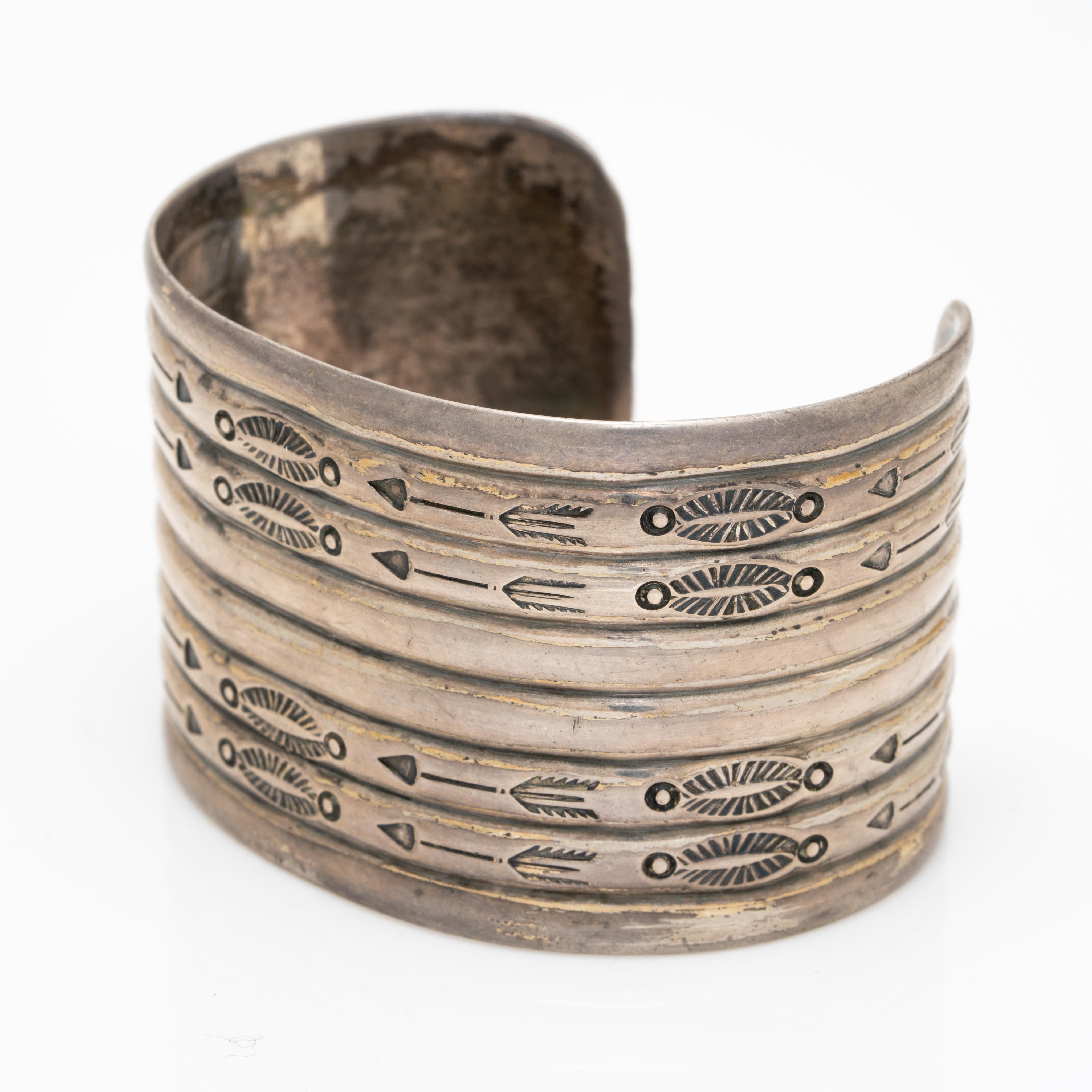 Vintage Native American Navajo Sterling Double Row Hand Engraved Arrows Bracelet Cuff c.1950s

Hand engraved and hand forged. A wonderful vintage Navajo cuff!

The patina of the silver is oxidized, we do not clean vintage and antique silver pieces