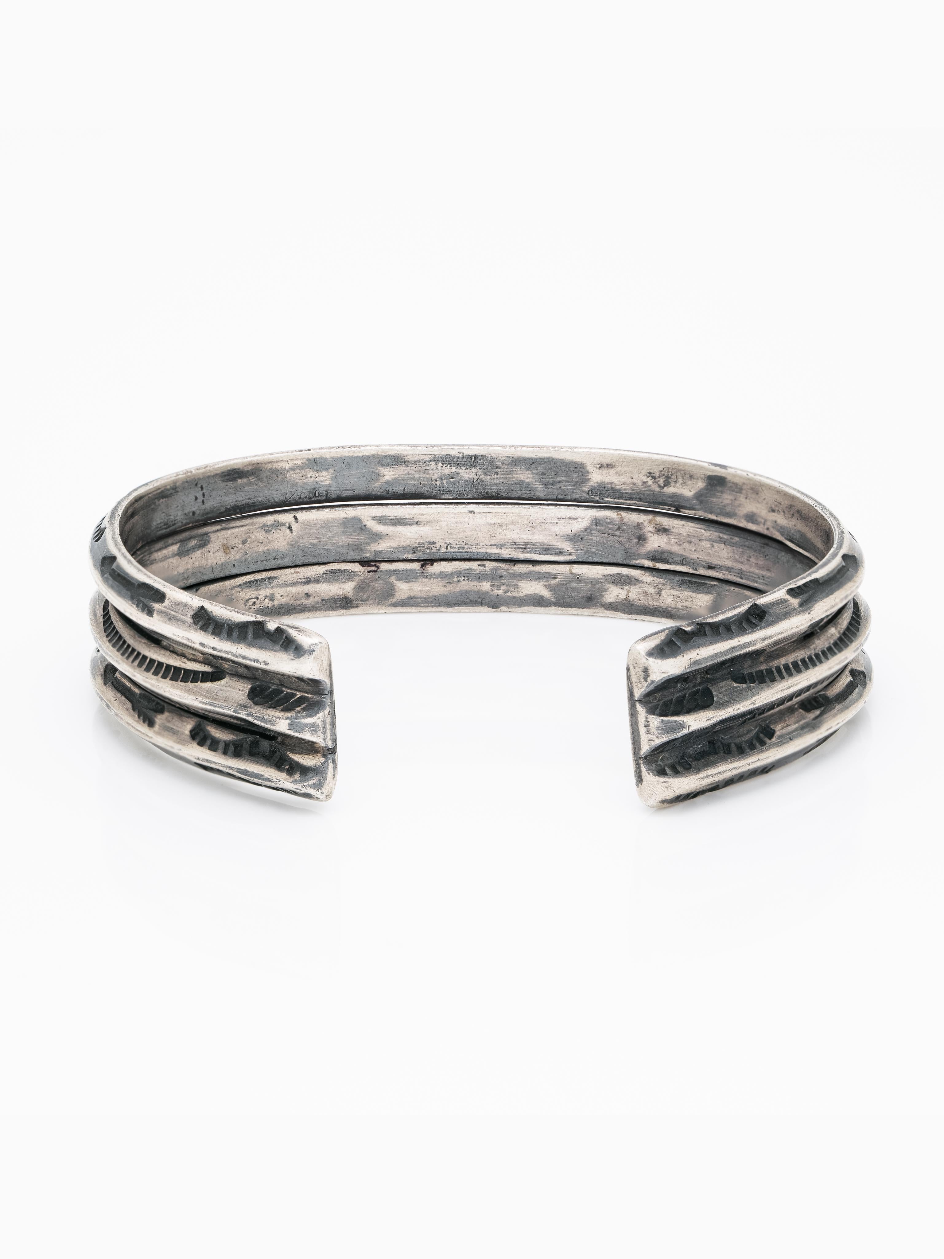 Vintage Native American Navajo Sterling Hand Engraved Arrows Bracelet Cuff In Good Condition For Sale In New York, NY