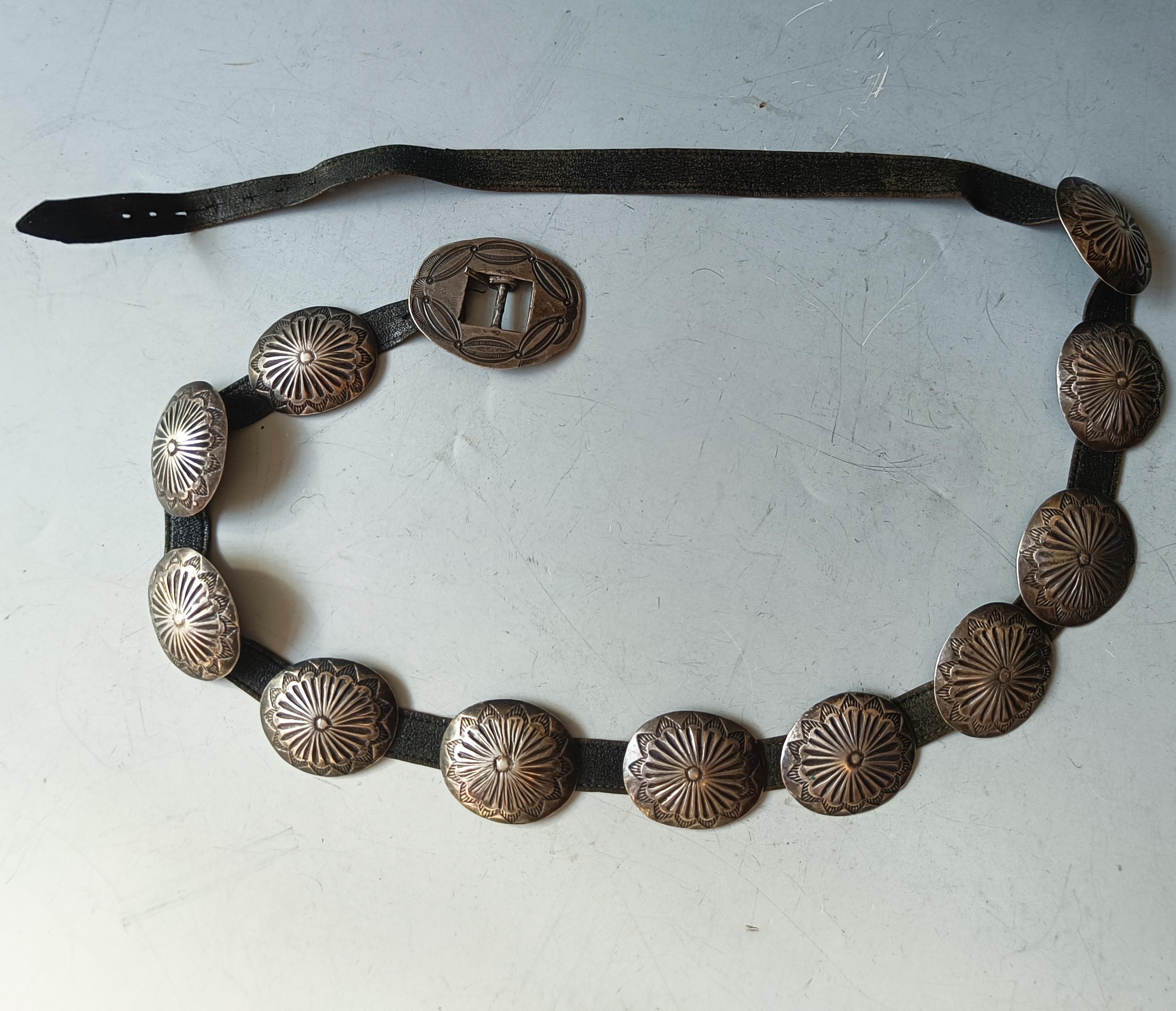 Cinturón vintage de plata de ley de los nativos americanos navajo para sombrero  
Un cinturón con sombrero de concha navajo con hebilla y 11 conchas,  cada uno hecho a mano con 
diseños geométricos, bonita pieza antigua. Longitud total del cinturón
