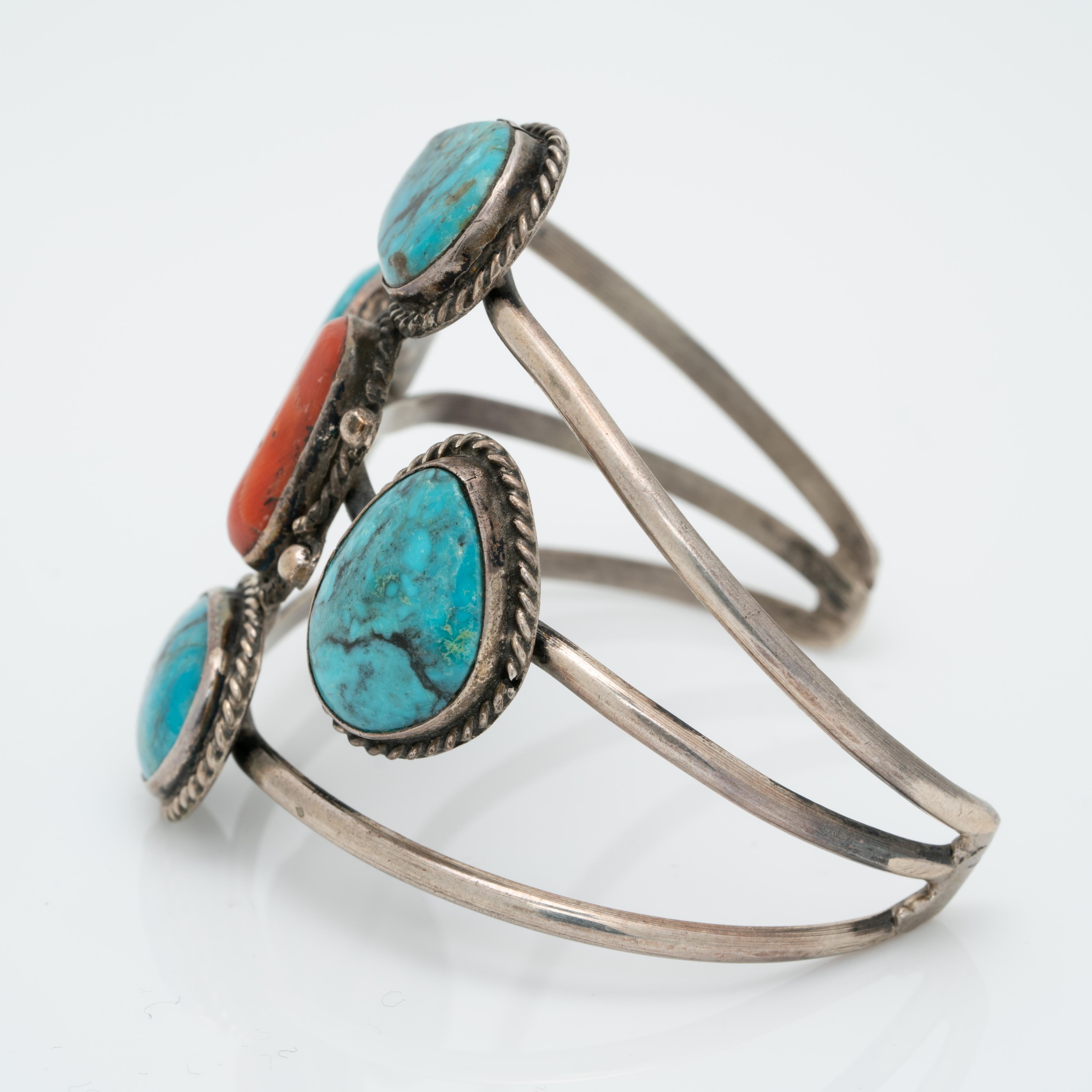 Indigene Kunst (Nord-/Südamerika) Navajo Sterlingsilber Armband mit Türkis und Koralle (Ovalschliff) im Angebot