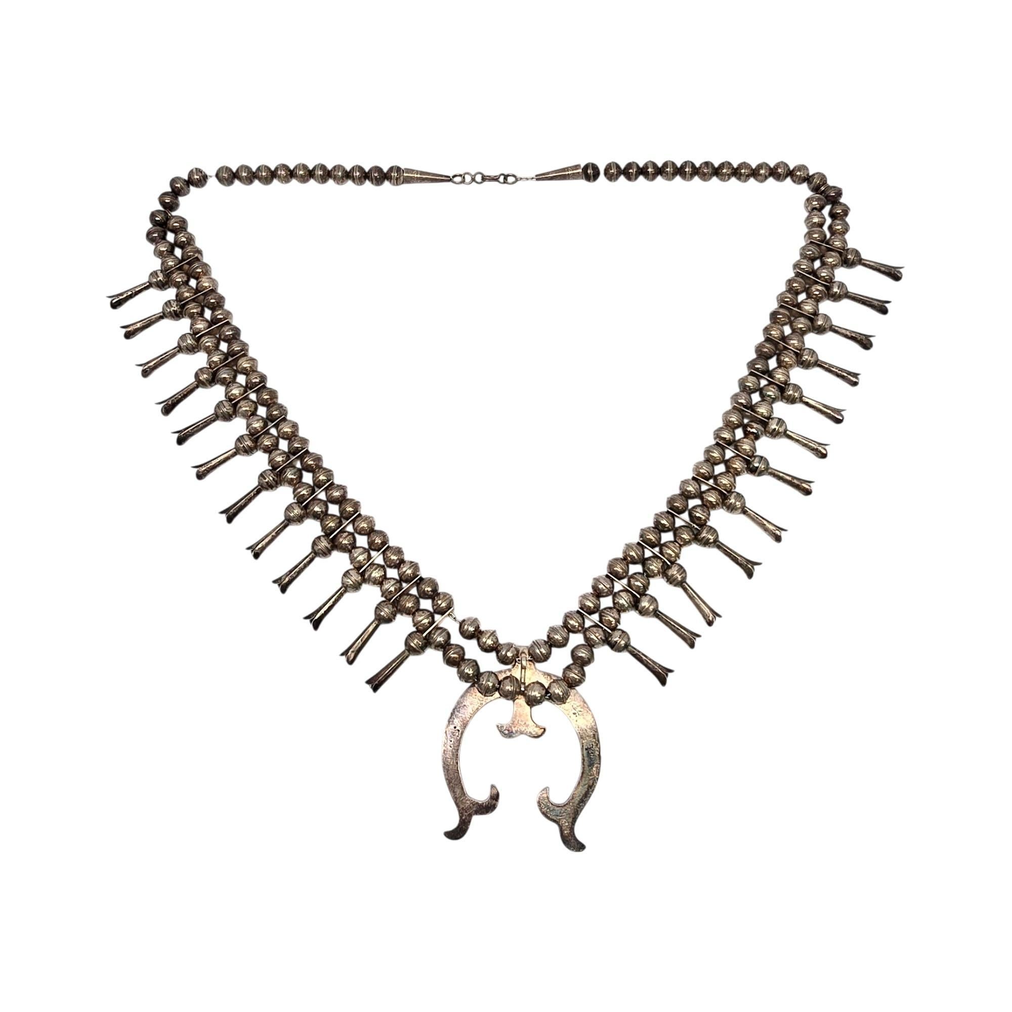 Collier de fleurs de courge naja en argent sterling coulé dans le sable par un artisan amérindien.

Un grand et bel exemple de collier amérindien de style fleur de courge comprenant un grand naja coulé dans le sable, des fleurs de courge faites à la
