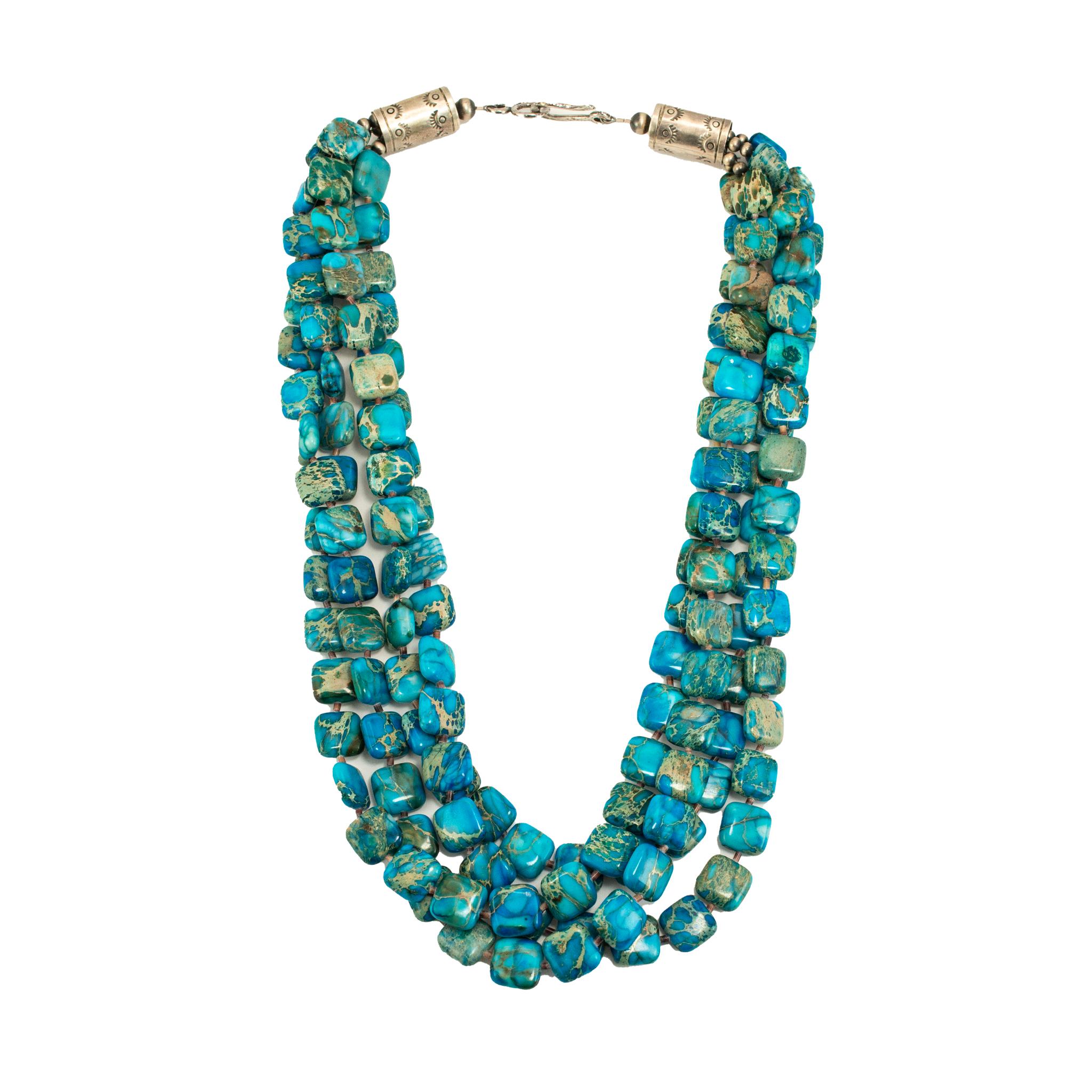 Geschlecht: Damen 

Metall Typ: Sterling Silber 

Länge: 22,00 Zoll

Breite: 12,00 mm

Gewicht: 198,03 Gramm

Handgravierte dreifach geflochtene silberne Damen-Matinee, türkisfarbenes Vintage-Perlencollier. Graviert mit 