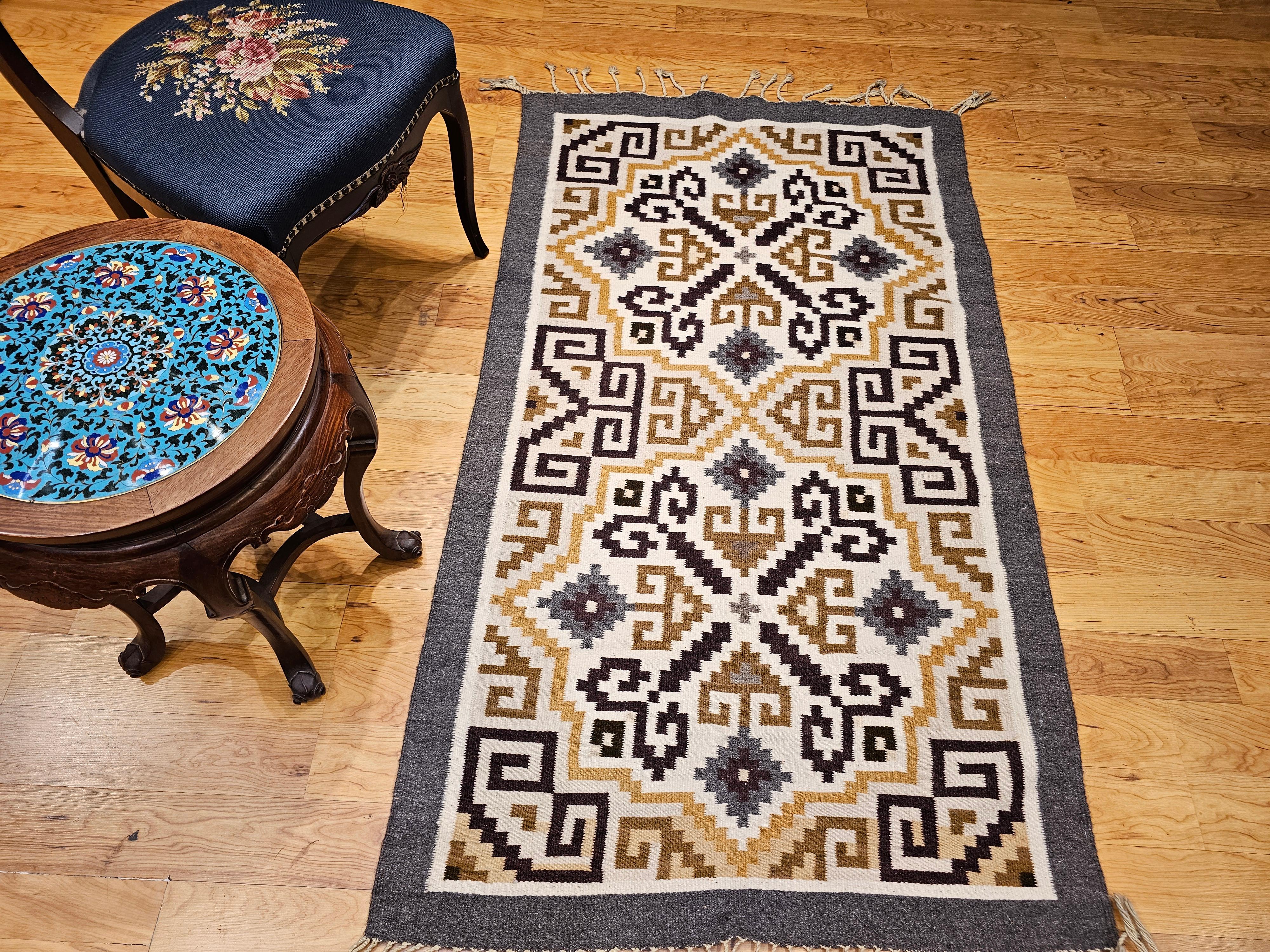Alfombra Vintage Nativa Americana Navajo Two Grey Hills en marfil, marrón, negro y gris en venta 4