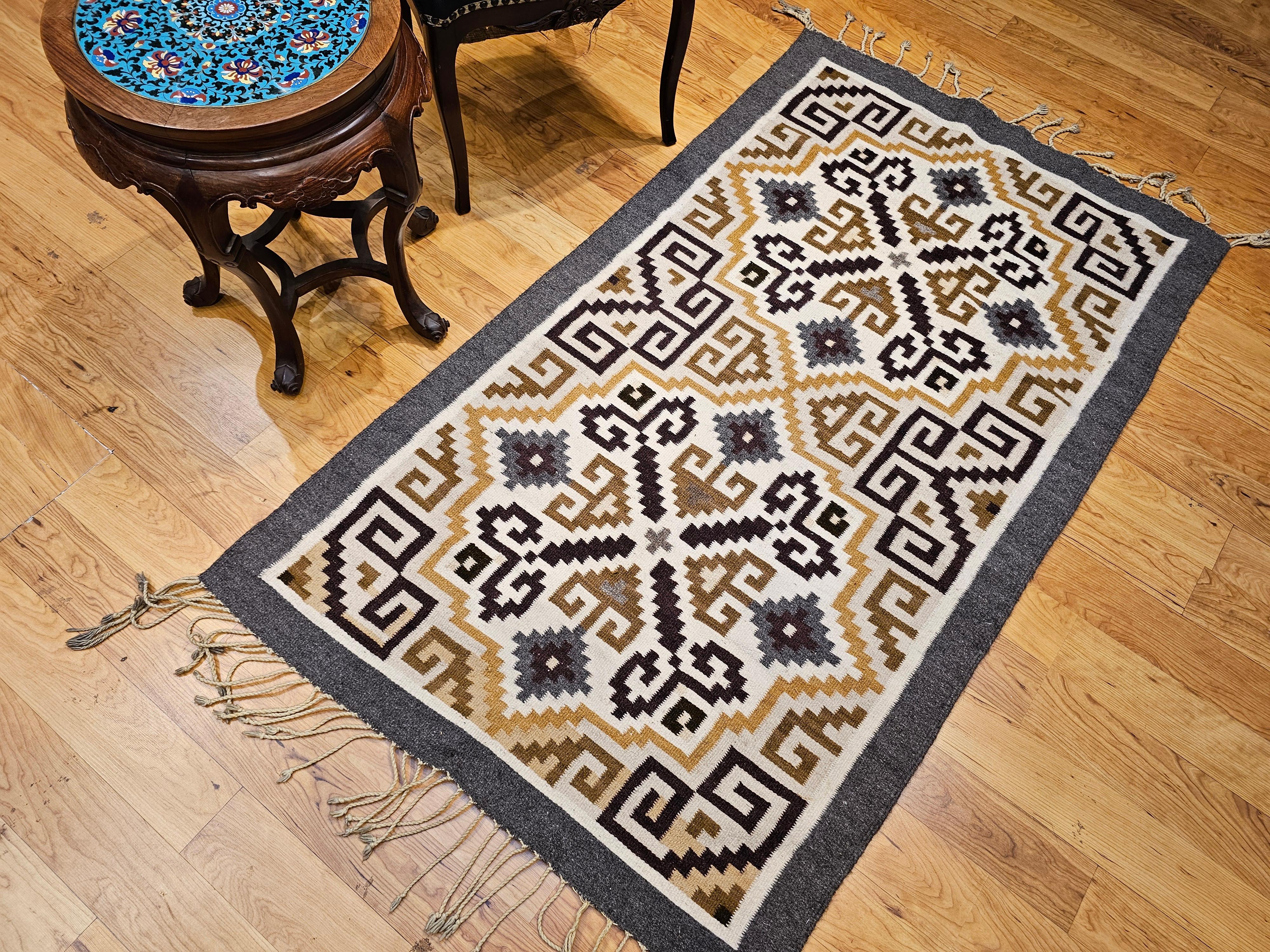 Alfombra Vintage Nativa Americana Navajo Two Grey Hills en marfil, marrón, negro y gris en venta 5