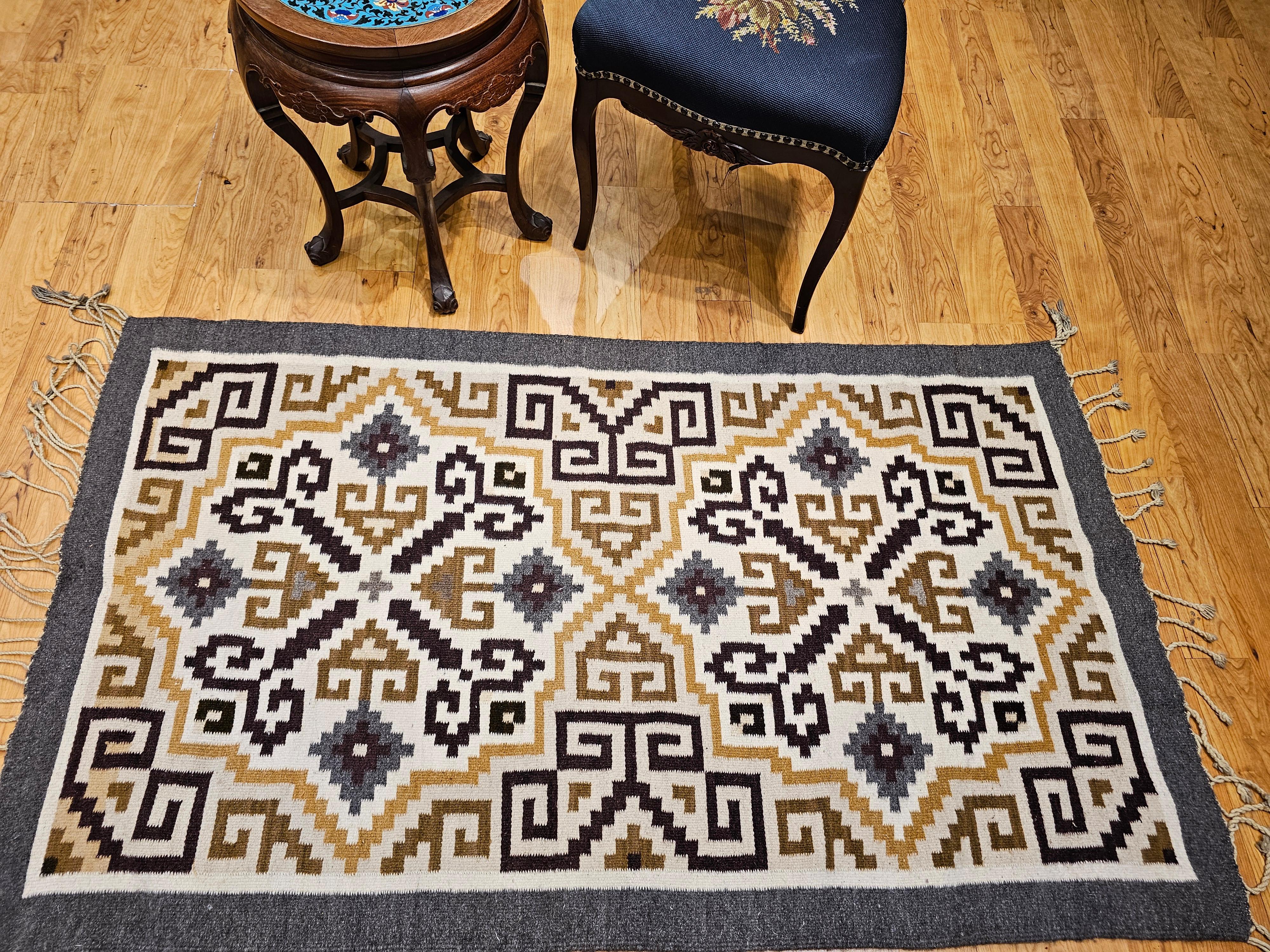 Alfombra Vintage Nativa Americana Navajo Two Grey Hills en marfil, marrón, negro y gris en venta 2