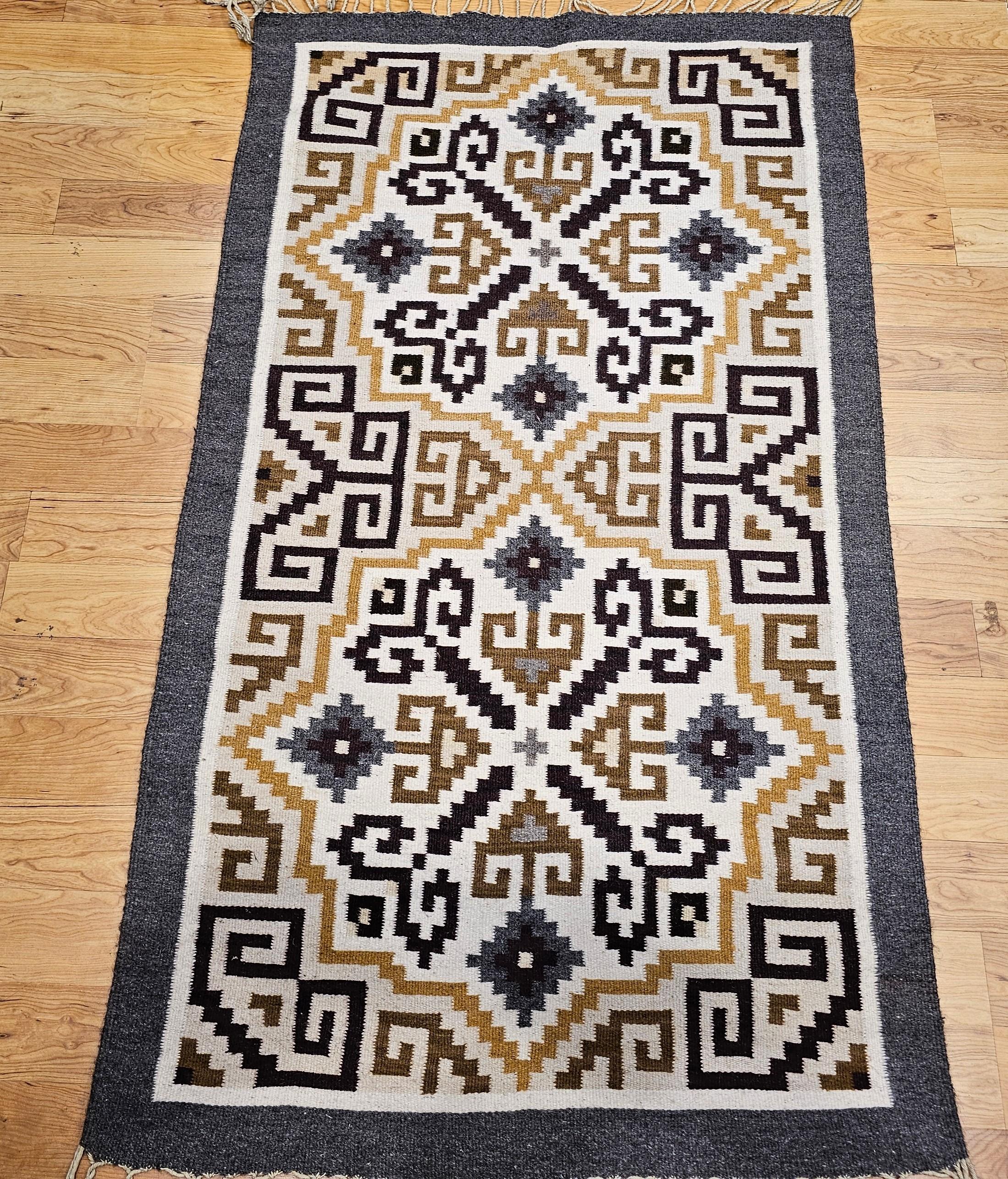 Alfombra Vintage Nativa Americana Navajo Two Grey Hills en marfil, marrón, negro y gris en venta 6
