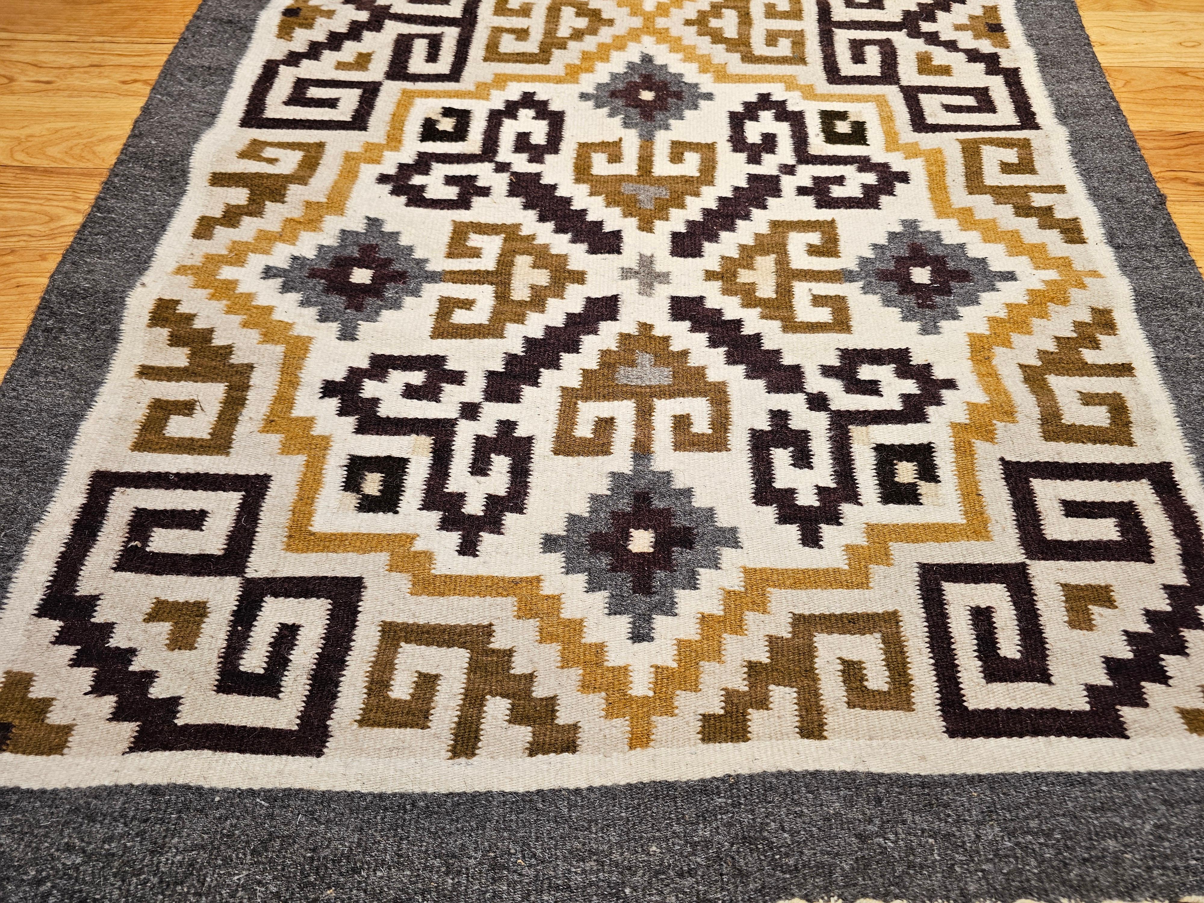 Alfombra Vintage Nativa Americana Navajo Two Grey Hills en marfil, marrón, negro y gris en Bueno estado para la venta en Barrington, IL