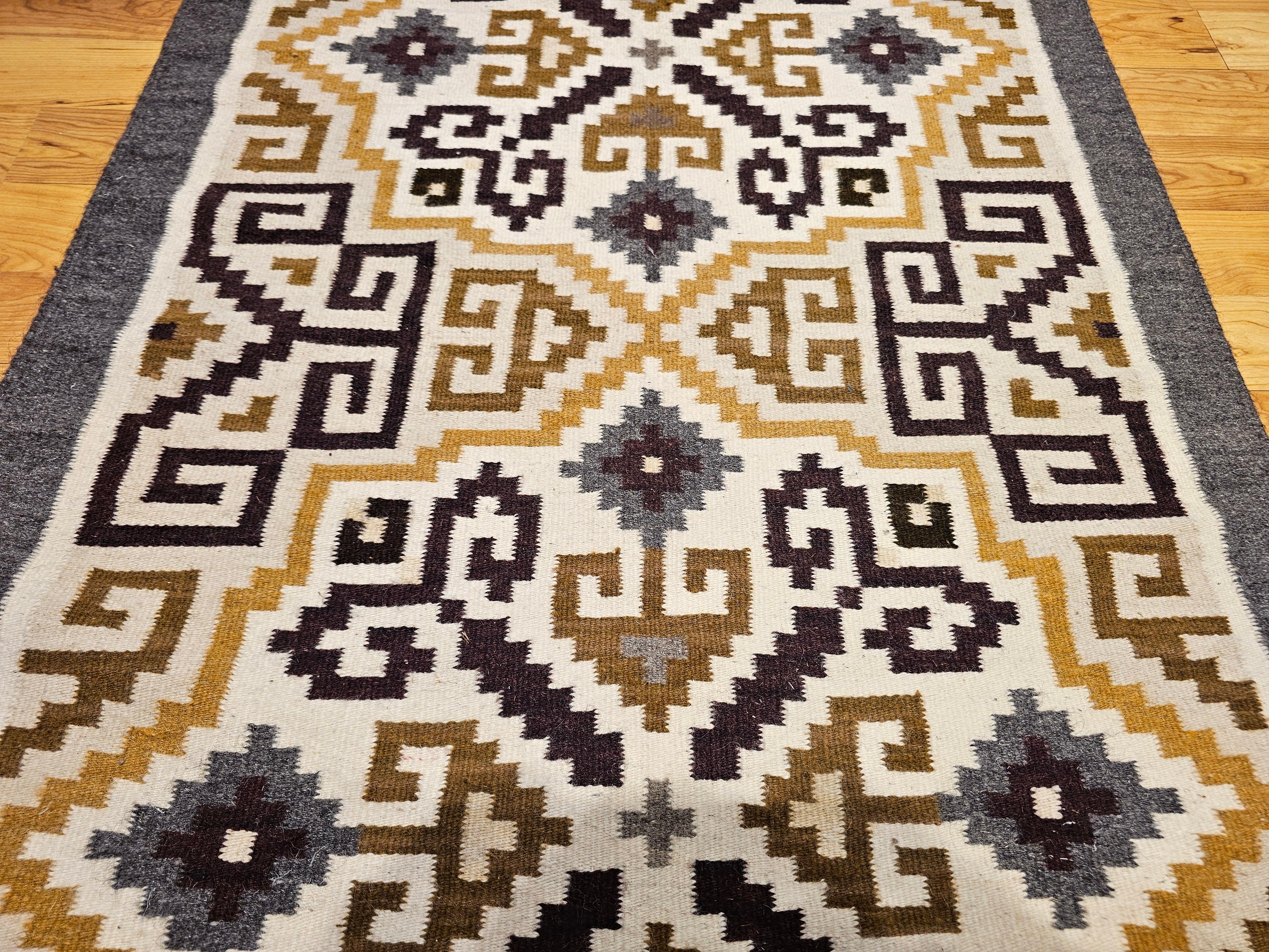 Alfombra Vintage Nativa Americana Navajo Two Grey Hills en marfil, marrón, negro y gris Teñido con vegetales en venta