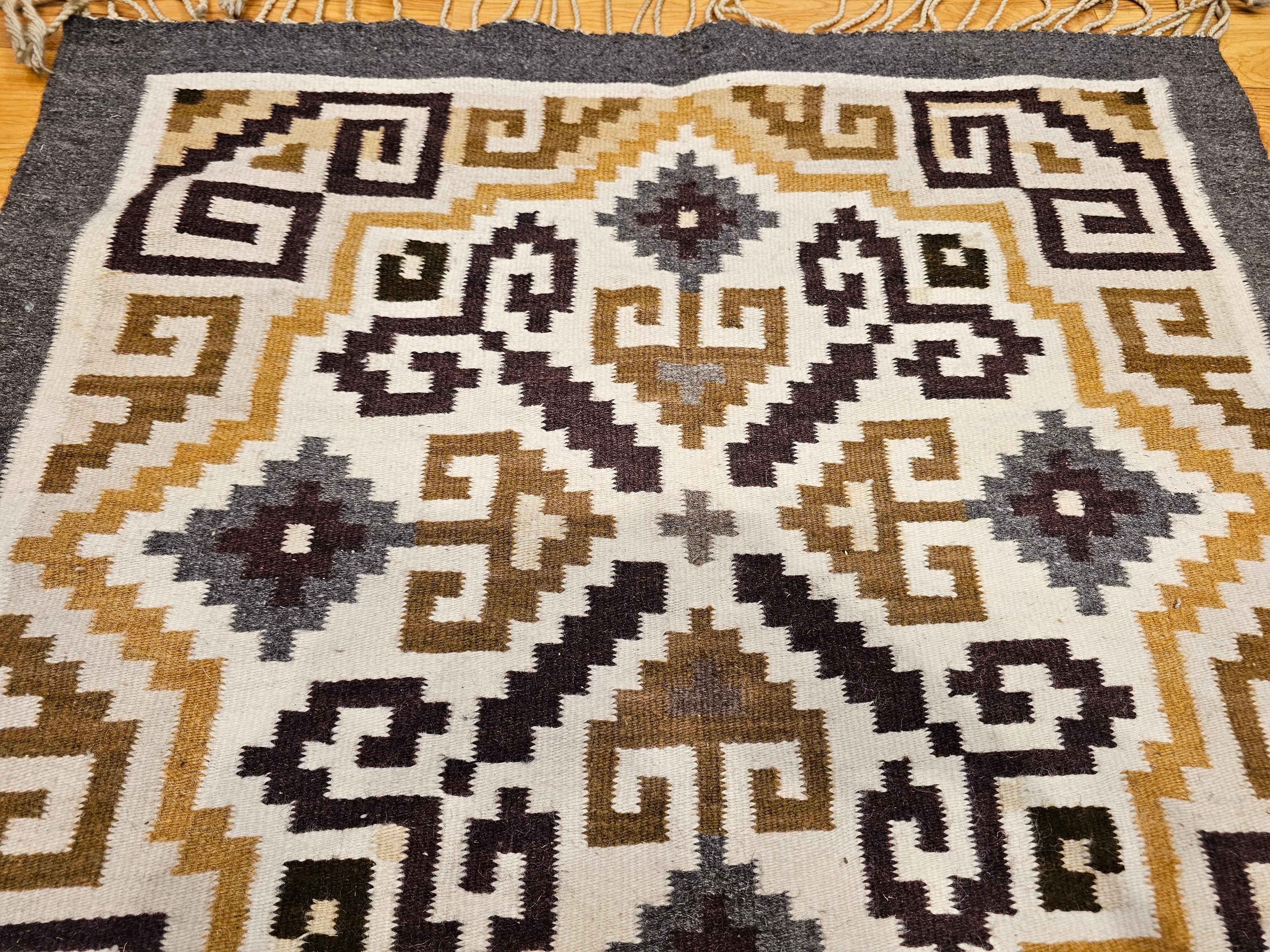 Alfombra Vintage Nativa Americana Navajo Two Grey Hills en marfil, marrón, negro y gris Estadounidense en venta