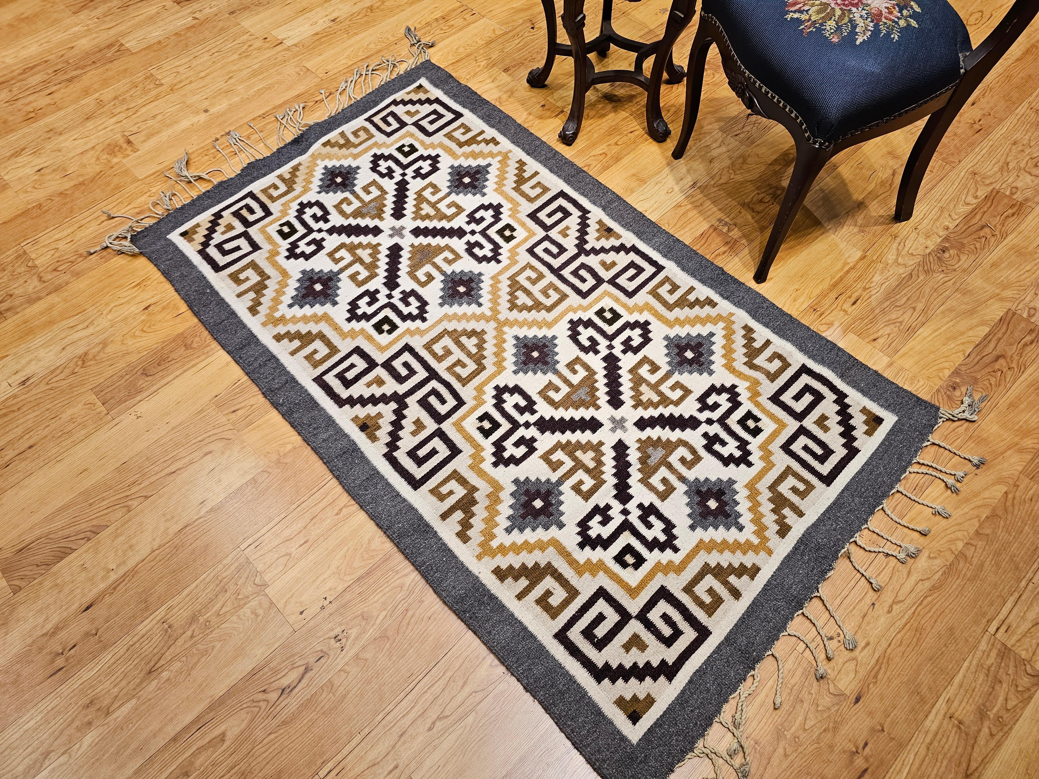 Alfombra Vintage Nativa Americana Navajo Two Grey Hills en marfil, marrón, negro y gris siglo XX en venta