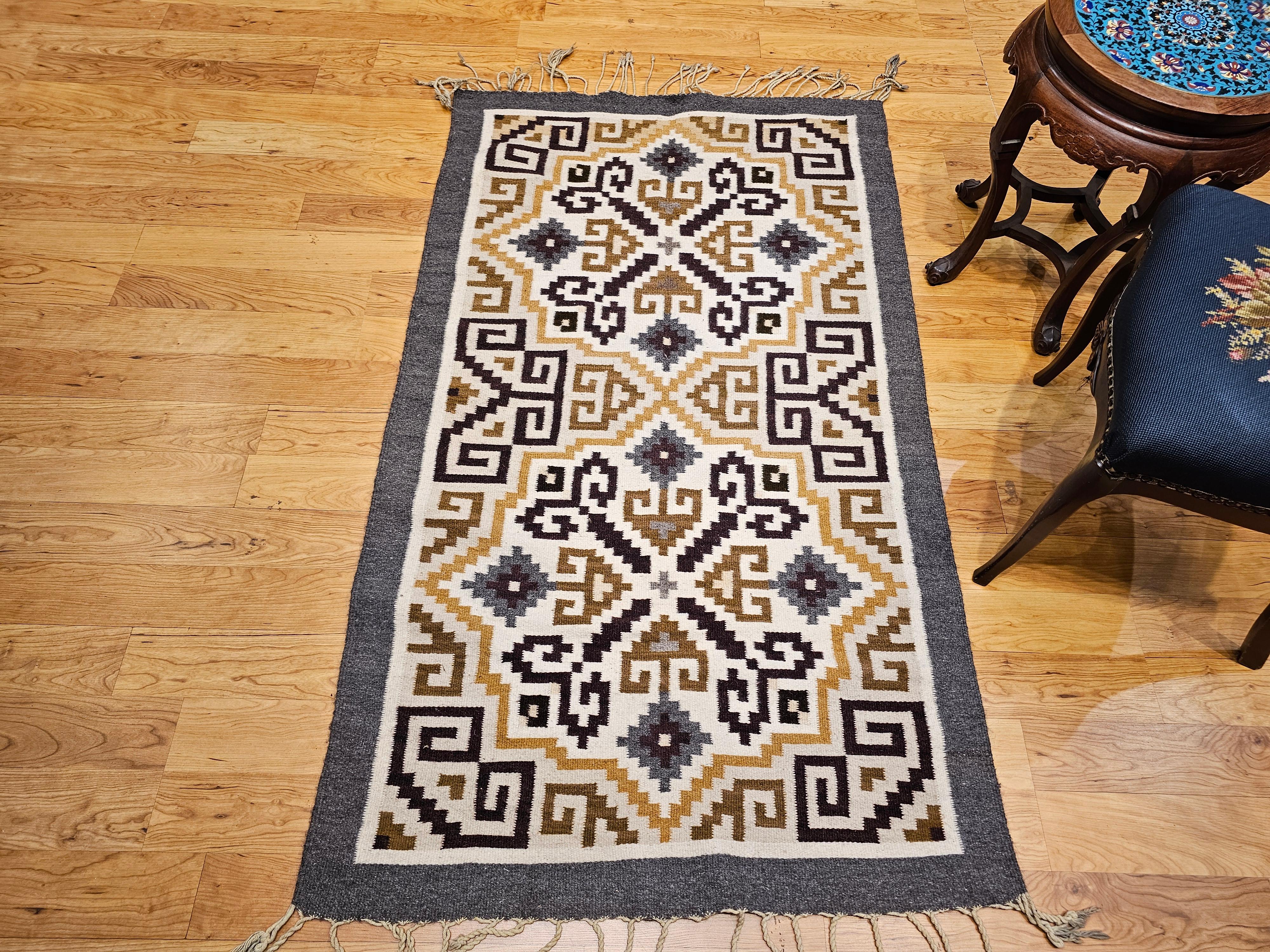 Alfombra Vintage Nativa Americana Navajo Two Grey Hills en marfil, marrón, negro y gris Lana en venta