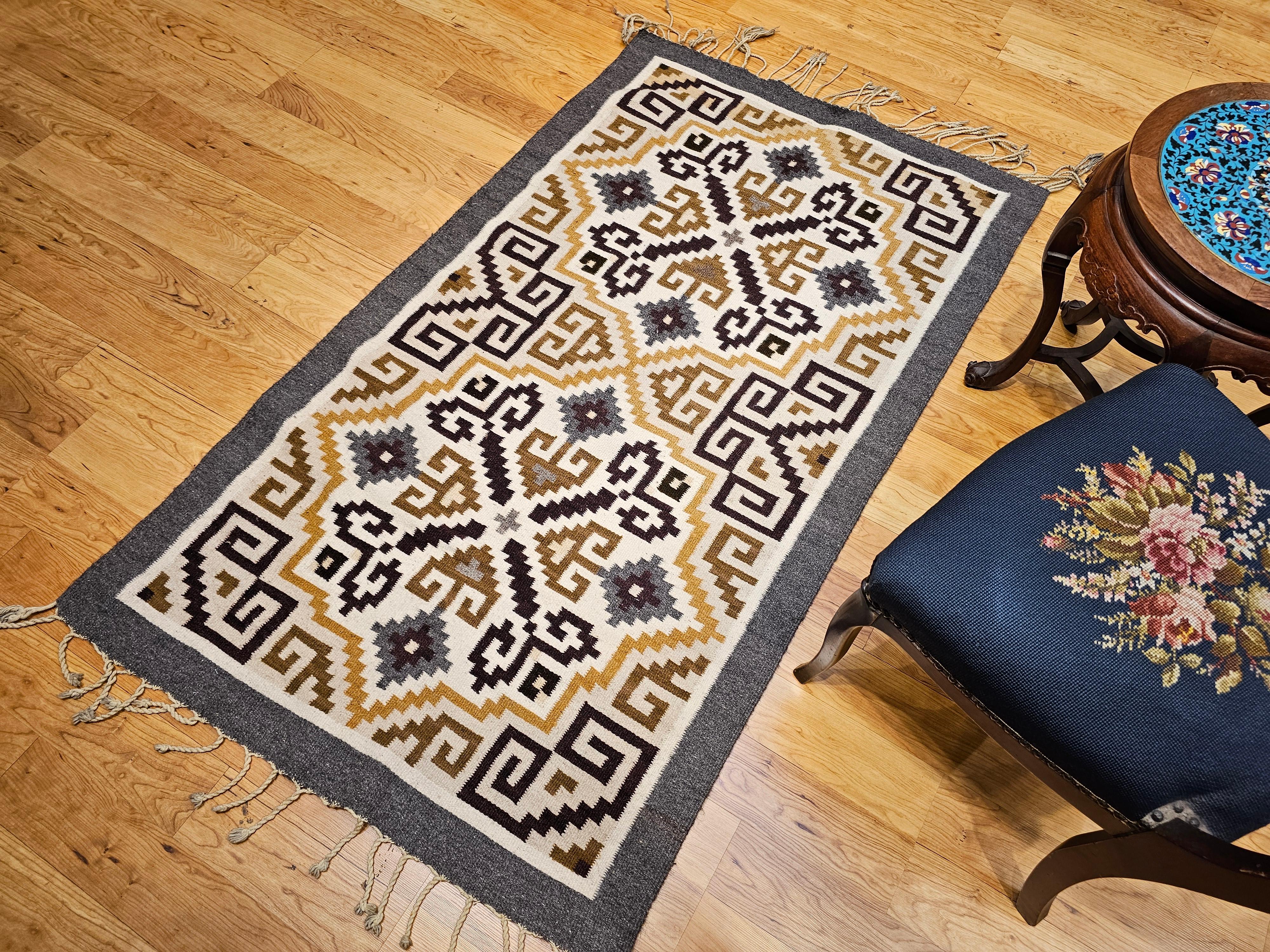 Alfombra Vintage Nativa Americana Navajo Two Grey Hills en marfil, marrón, negro y gris en venta 1