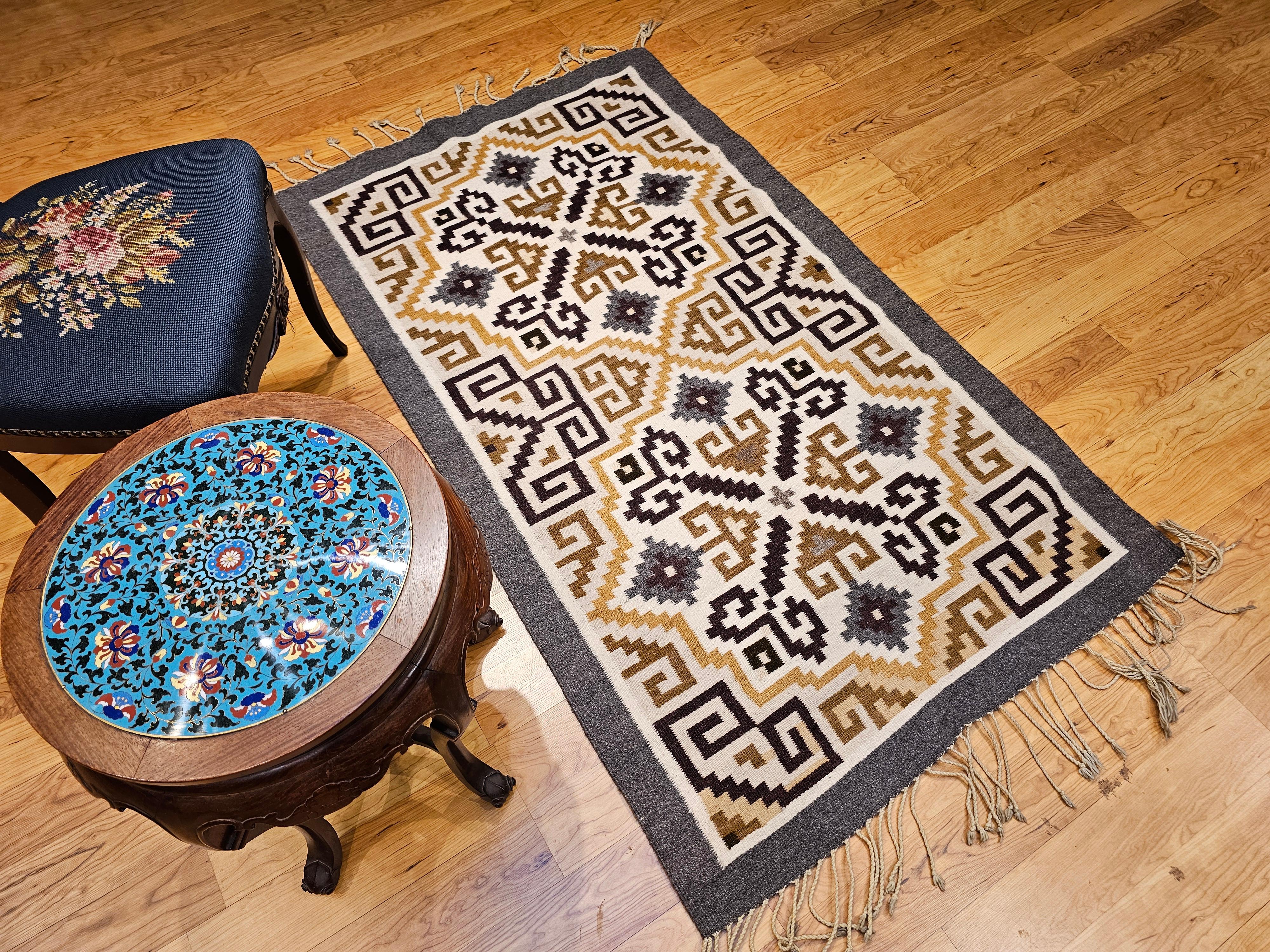 Alfombra Vintage Nativa Americana Navajo Two Grey Hills en marfil, marrón, negro y gris en venta 3