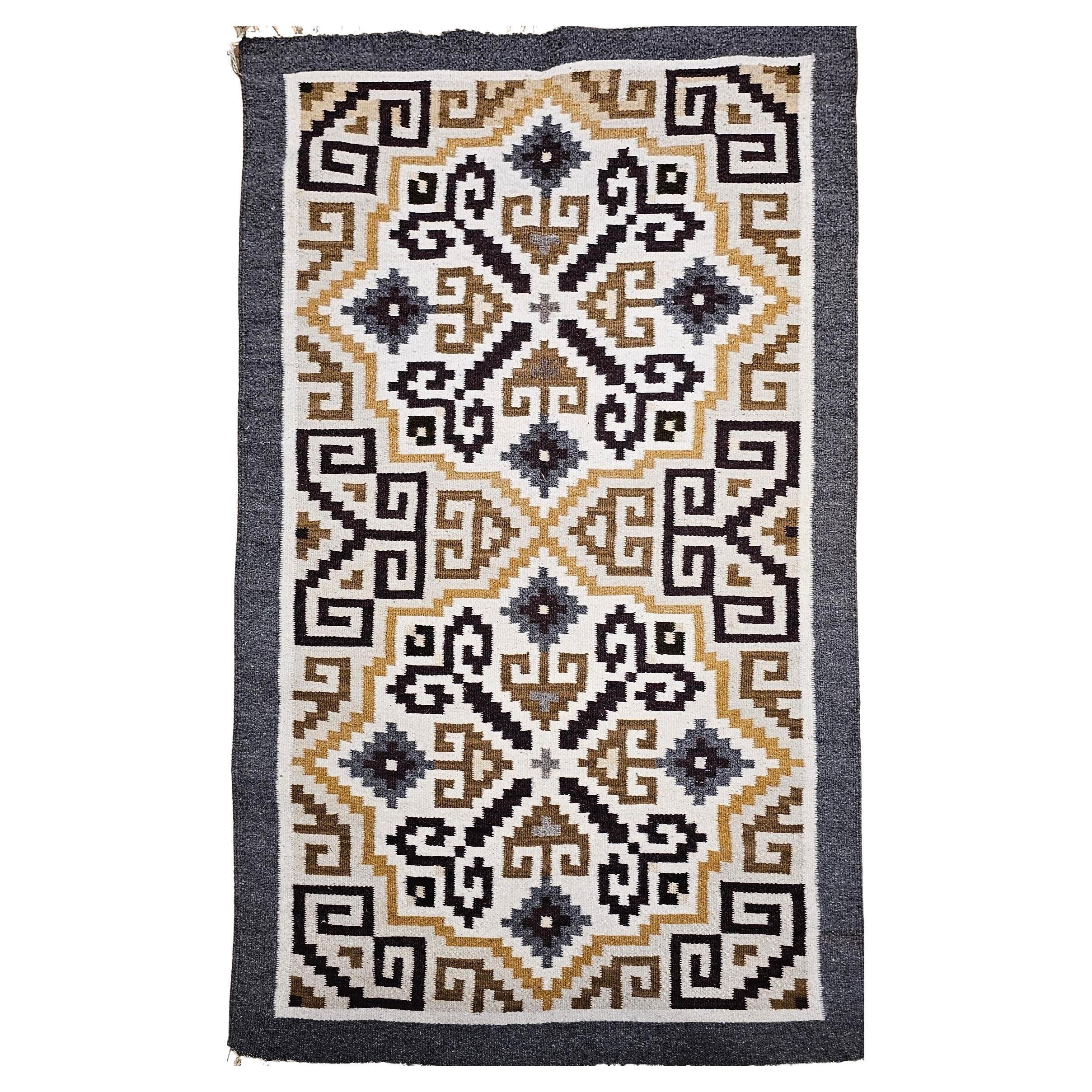 Tapis Vintage Native American Navajo Two Grey Hills en Ivoire, Brown, noir, Gris