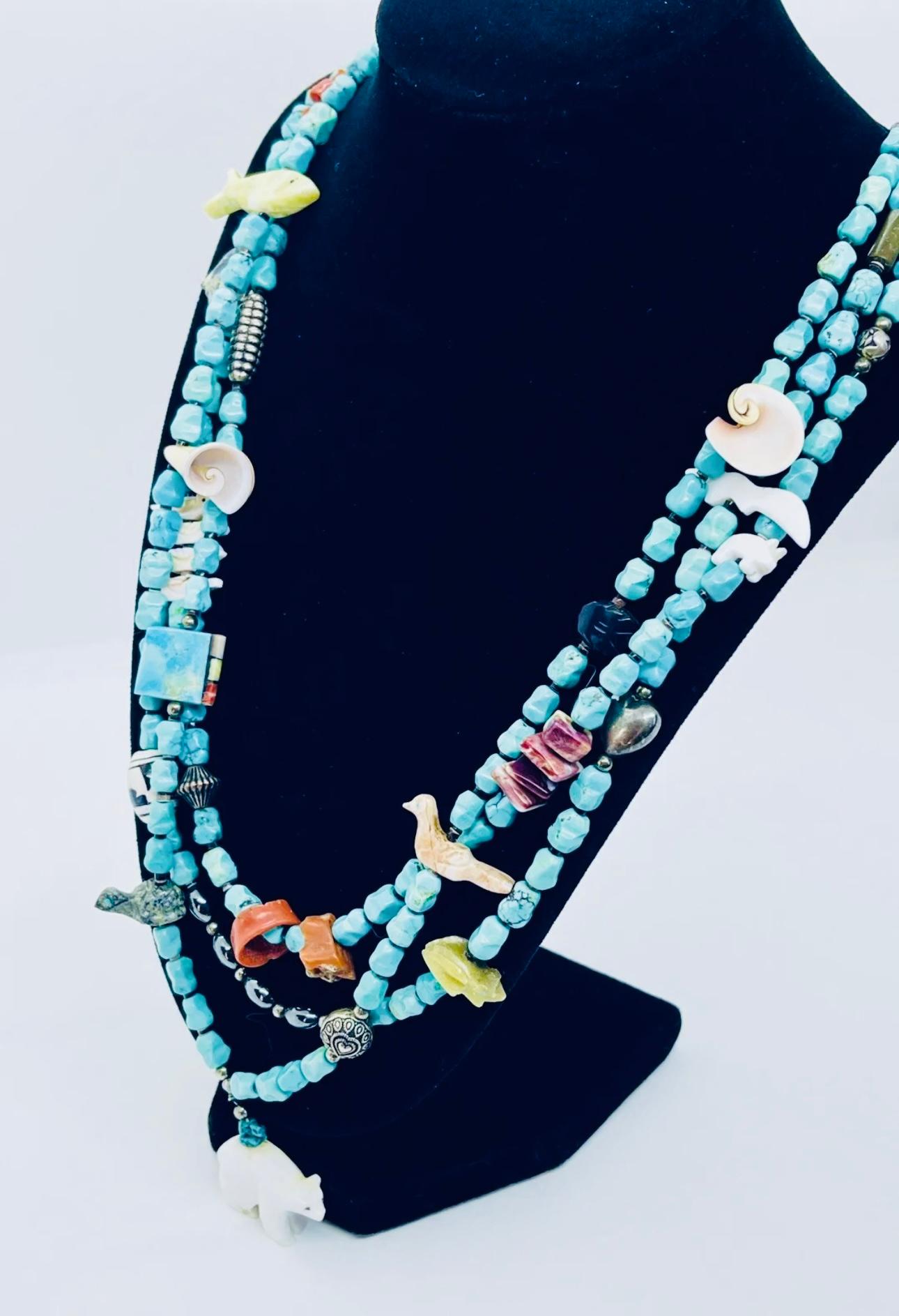 Wichtige One of a Kind Unique Native American Hand geschnitzt Santo Domingo Multi Strang Fetisch Perlen Halskette.

Die Stränge sind: 30