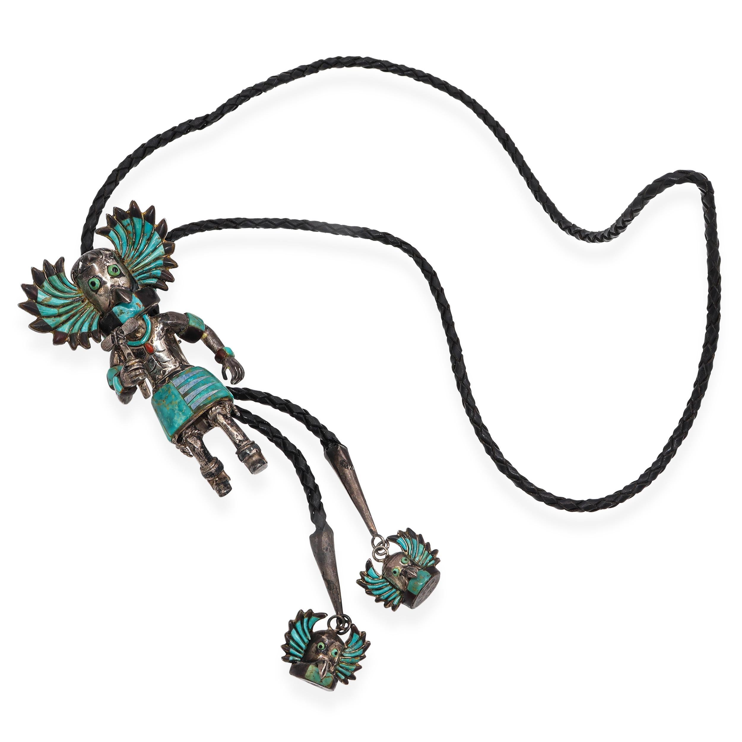 Una straordinaria cravatta bolo d'argento vintage di Zuni con una figura di Kachina completamente dimensionale e finemente lavorata a mano con intricati intarsi di turchesi, coralli, jet e conchiglie. La figura dettagliata raffigura una danzatrice