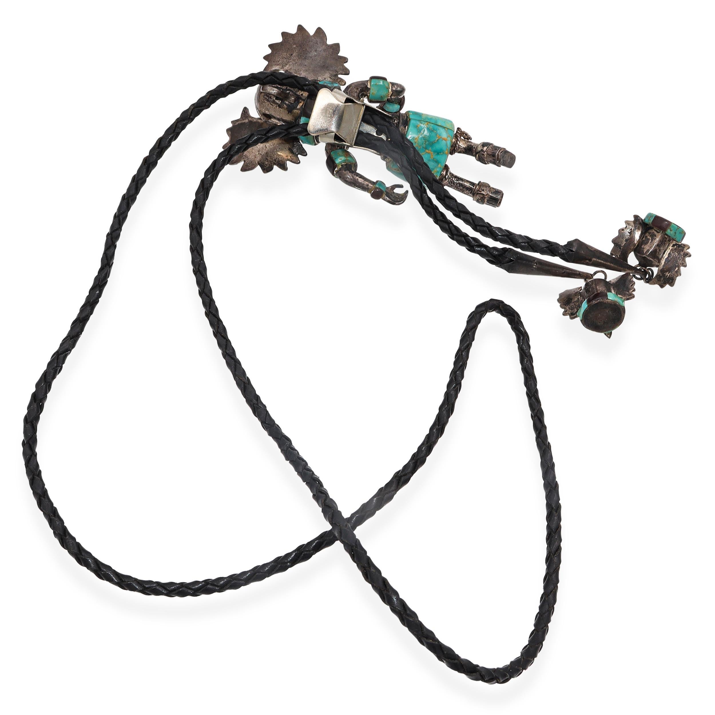 Cravatta Kachina Bolo vintage dei nativi americani Zuni in argento sterling con intarsi di pietre multiple In condizioni buone in vendita a New York, NY
