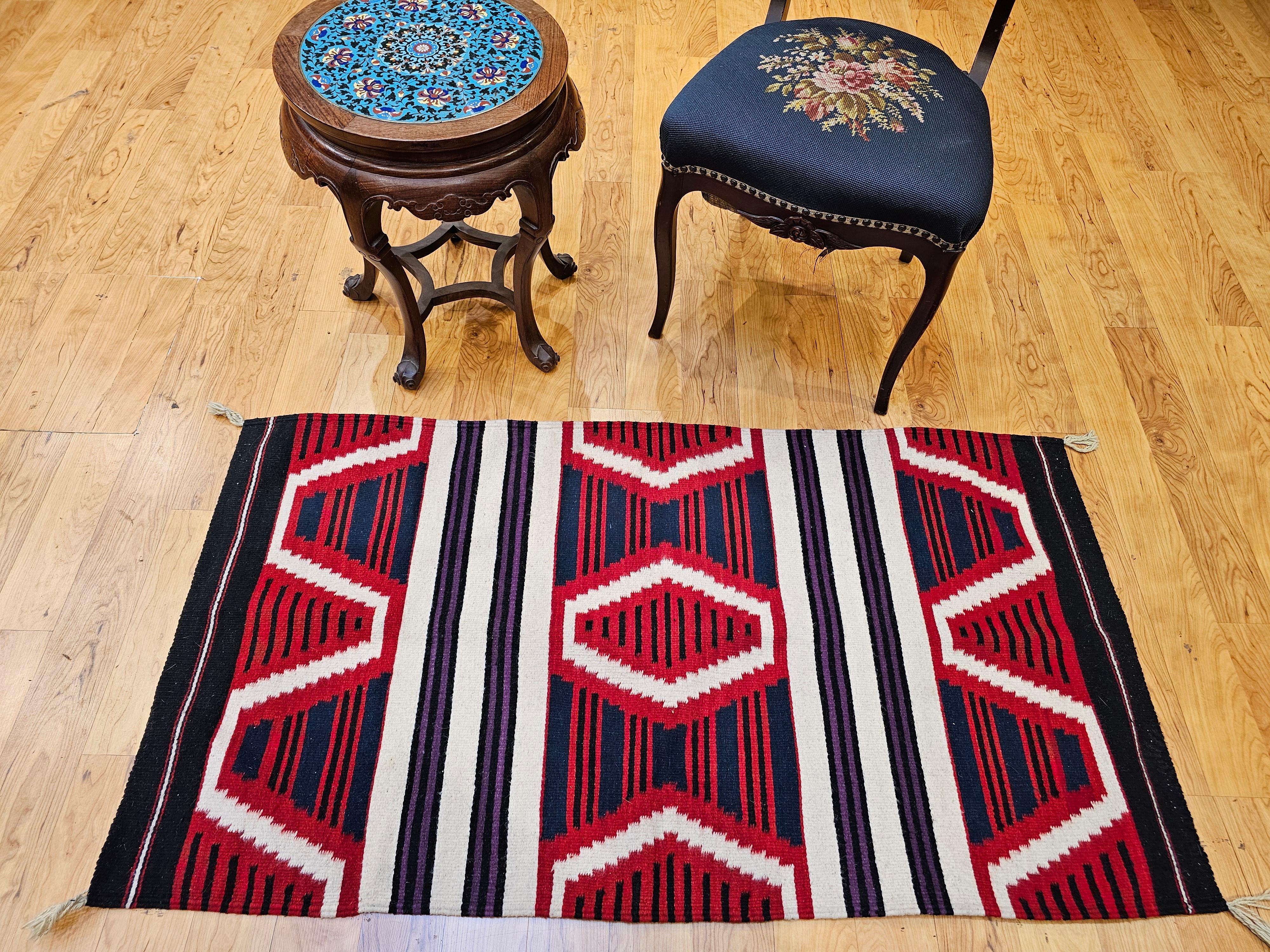 Alfombra de mediados de siglo estilo manta de jefe navajo en rojo, azul marino, marfil y lavanda en venta 3