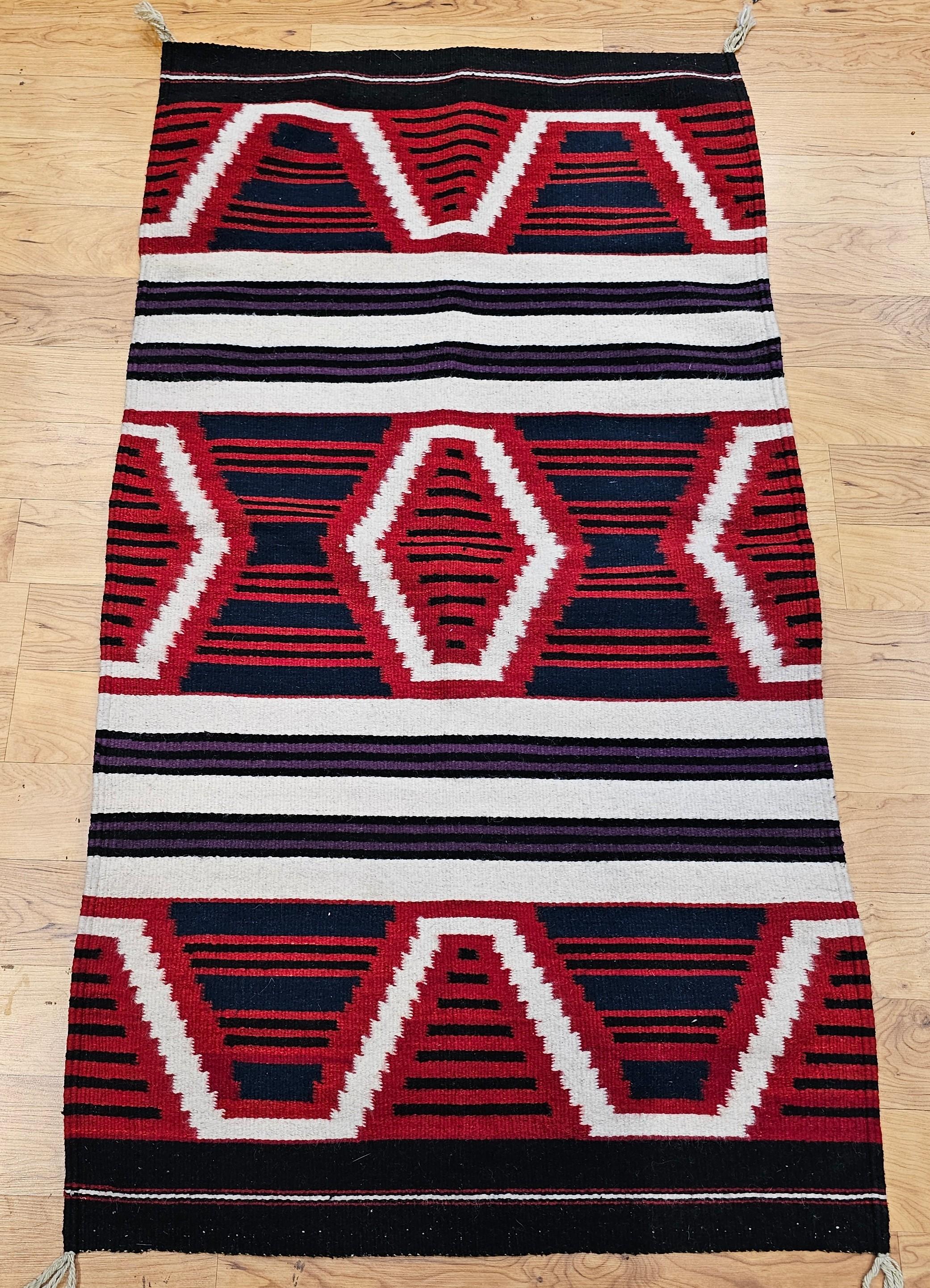 Alfombra de mediados de siglo estilo manta de jefe navajo en rojo, azul marino, marfil y lavanda en venta 4