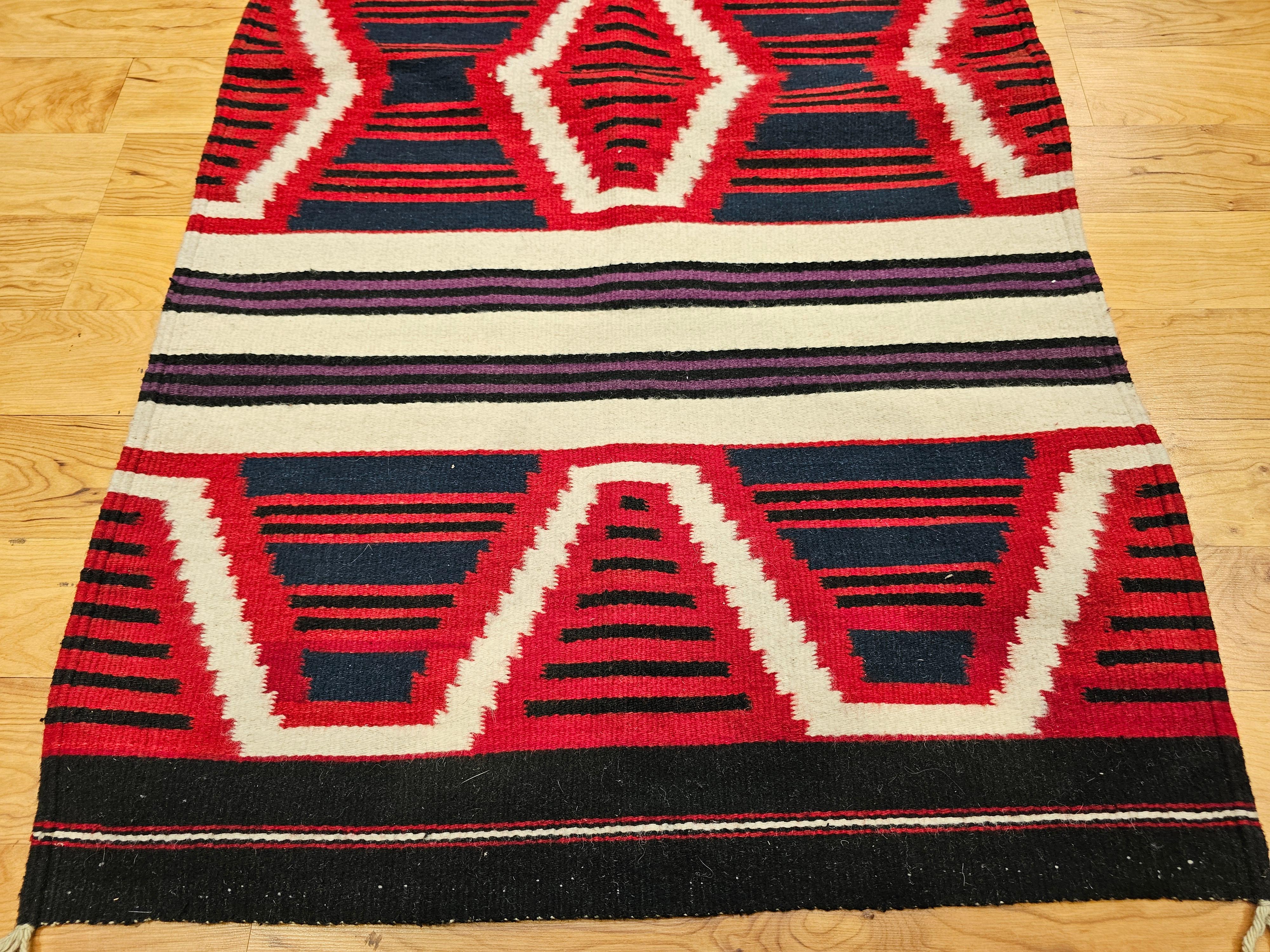 Alfombra de mediados de siglo estilo manta de jefe navajo en rojo, azul marino, marfil y lavanda Estadounidense en venta