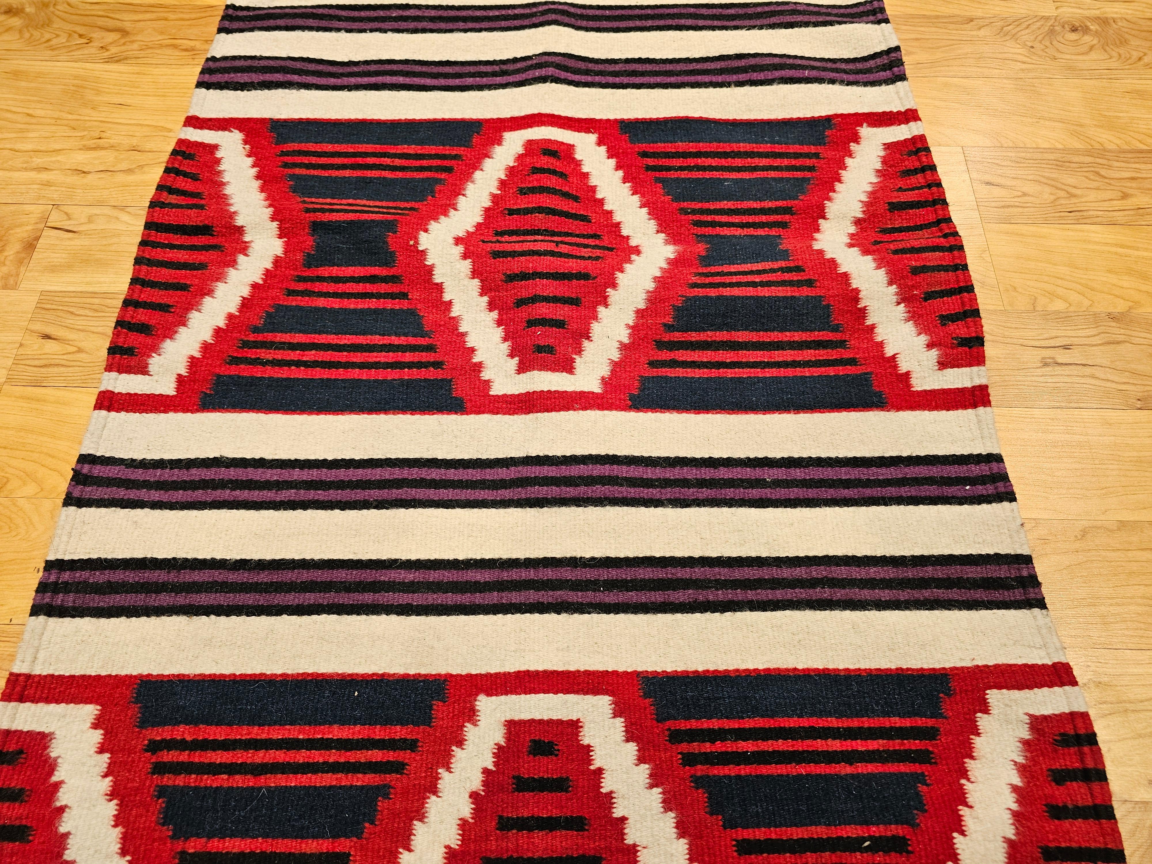 Alfombra de mediados de siglo estilo manta de jefe navajo en rojo, azul marino, marfil y lavanda Tejido a mano en venta