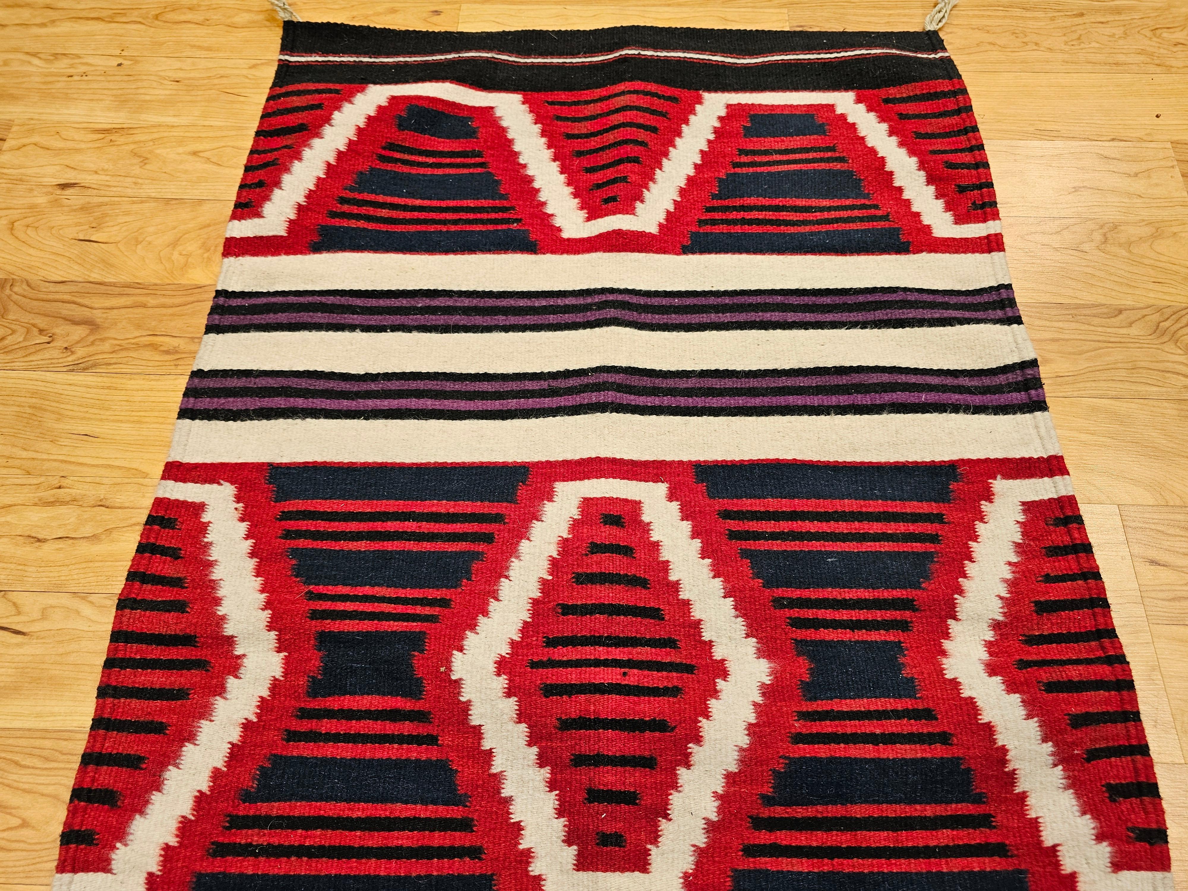 Alfombra de mediados de siglo estilo manta de jefe navajo en rojo, azul marino, marfil y lavanda en Bueno estado para la venta en Barrington, IL
