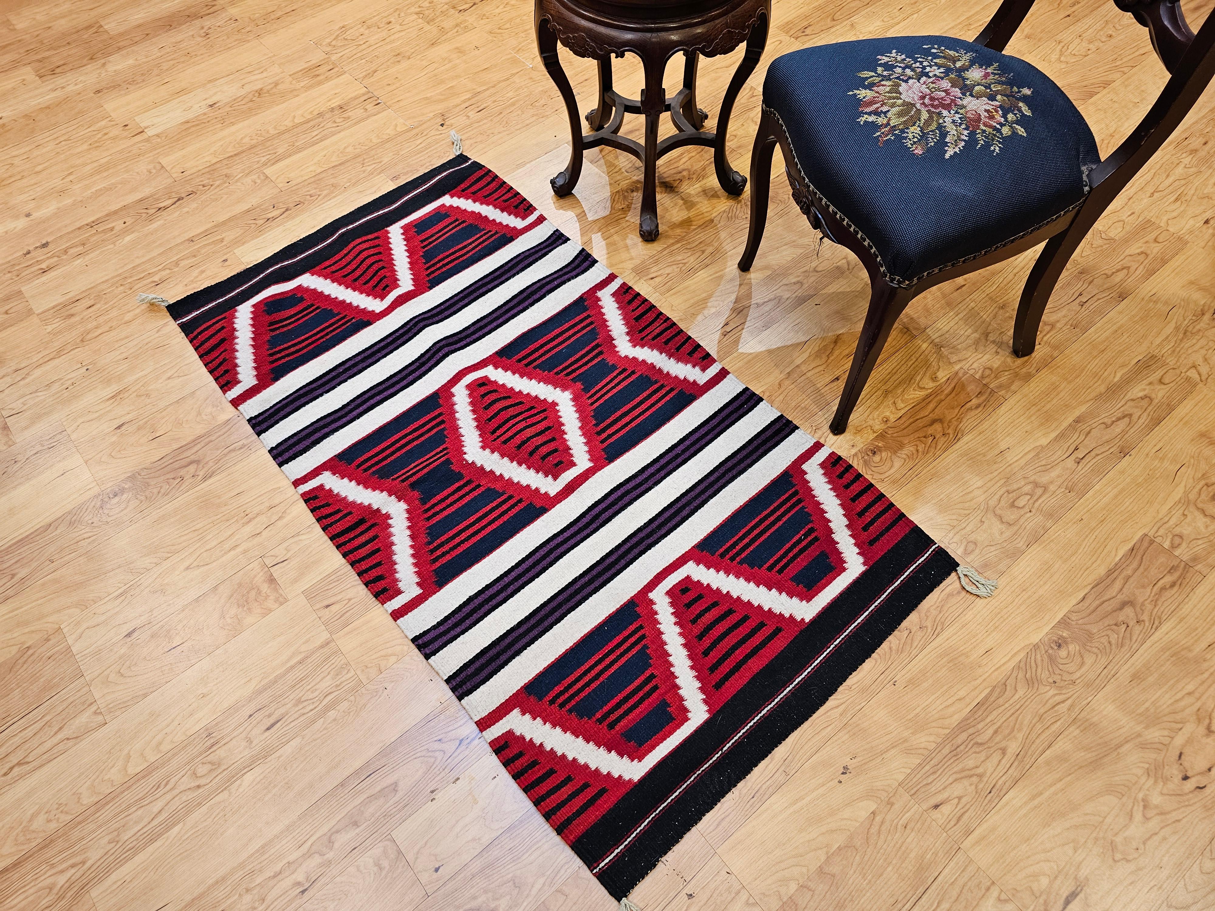 Alfombra de mediados de siglo estilo manta de jefe navajo en rojo, azul marino, marfil y lavanda siglo XX en venta