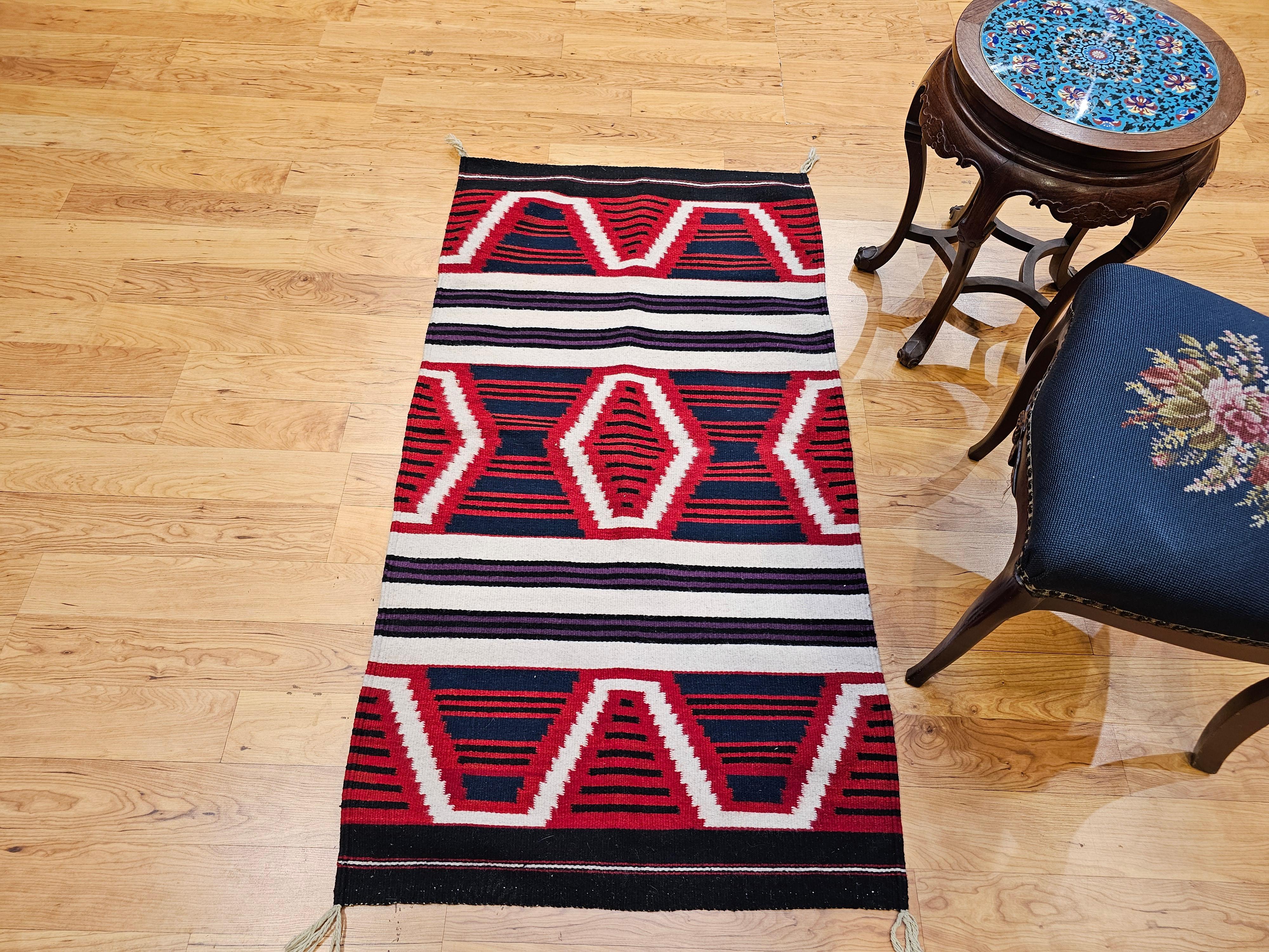 Alfombra de mediados de siglo estilo manta de jefe navajo en rojo, azul marino, marfil y lavanda Lana en venta