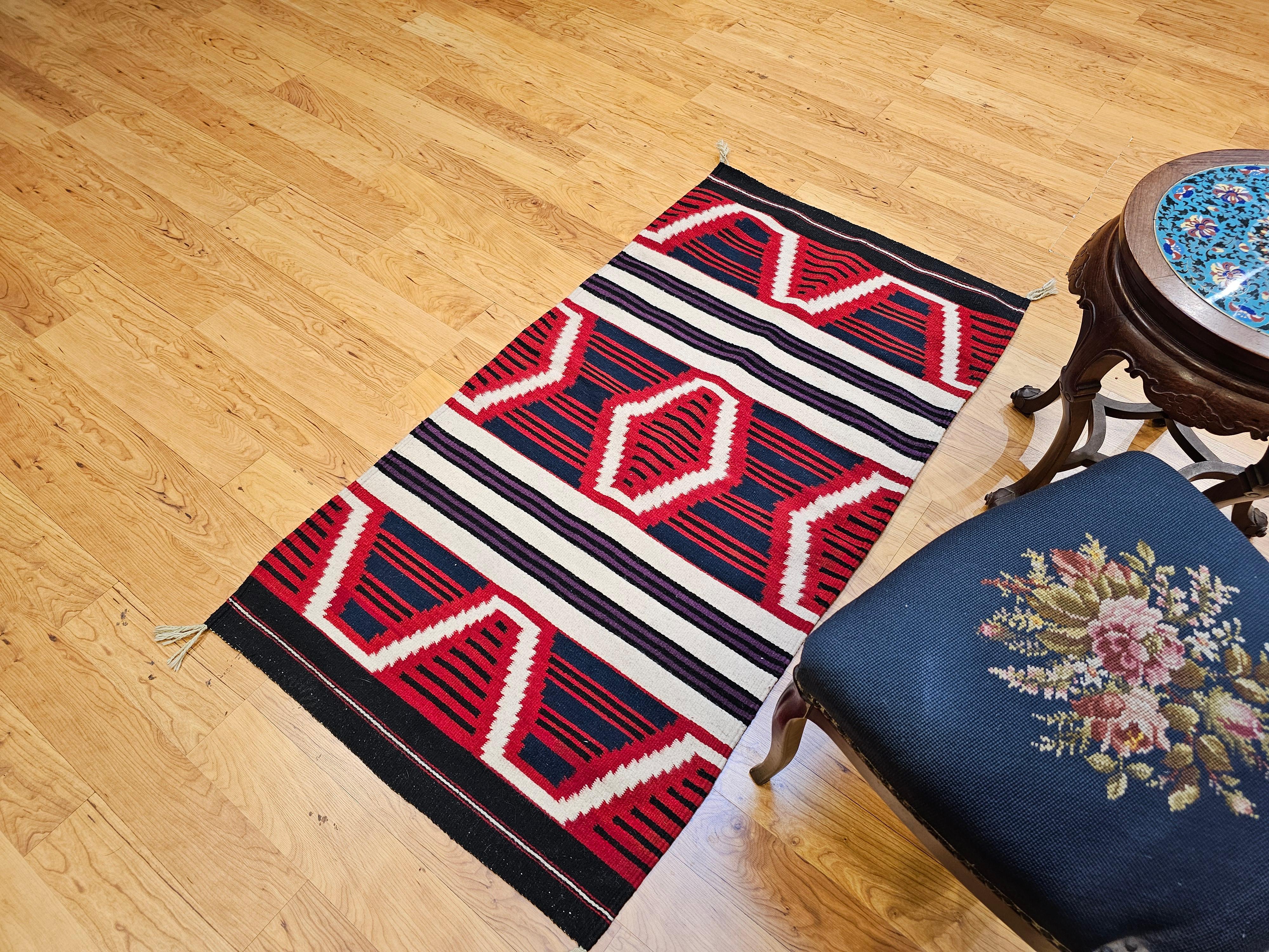 Alfombra de mediados de siglo estilo manta de jefe navajo en rojo, azul marino, marfil y lavanda en venta 1