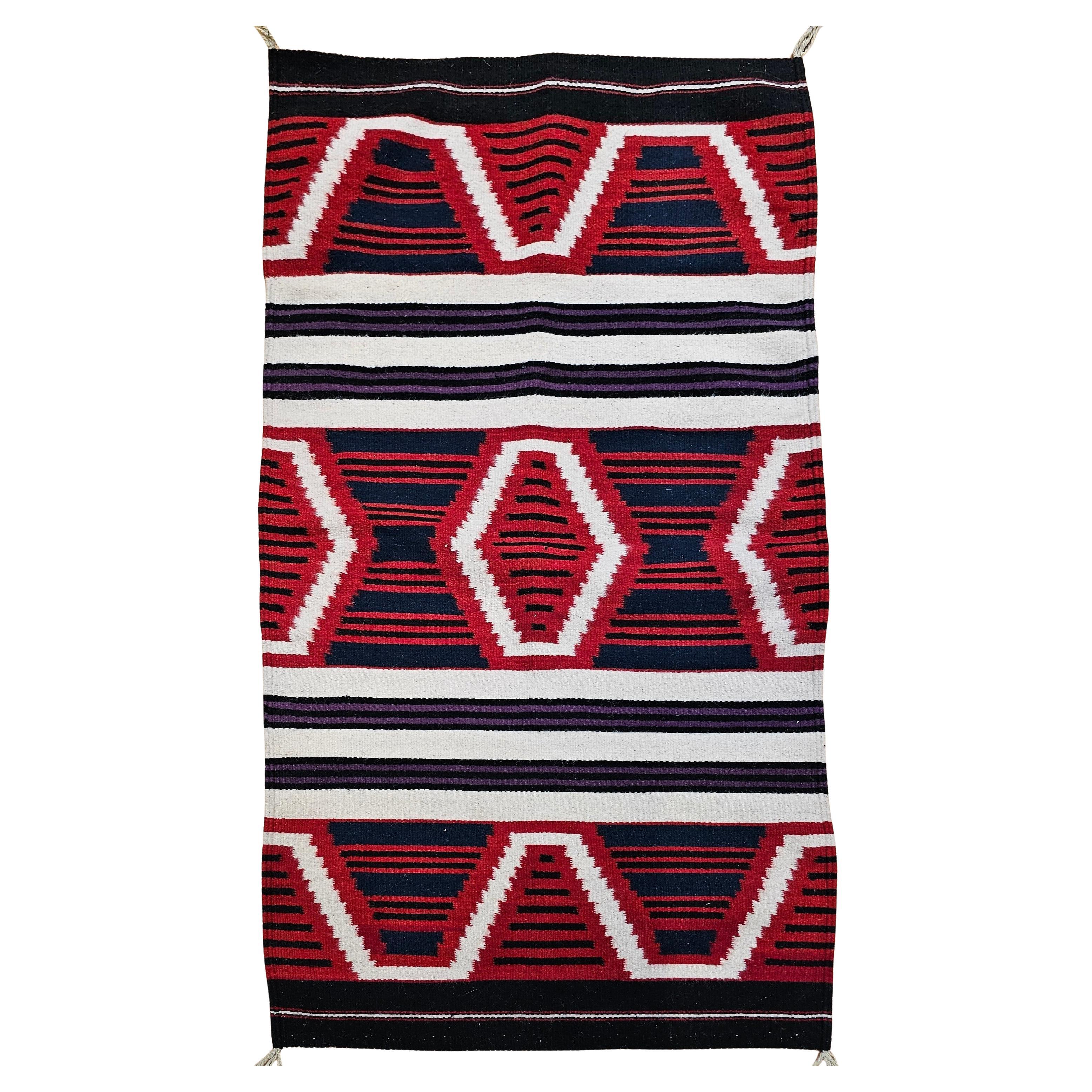 Alfombra de mediados de siglo estilo manta de jefe navajo en rojo, azul marino, marfil y lavanda en venta