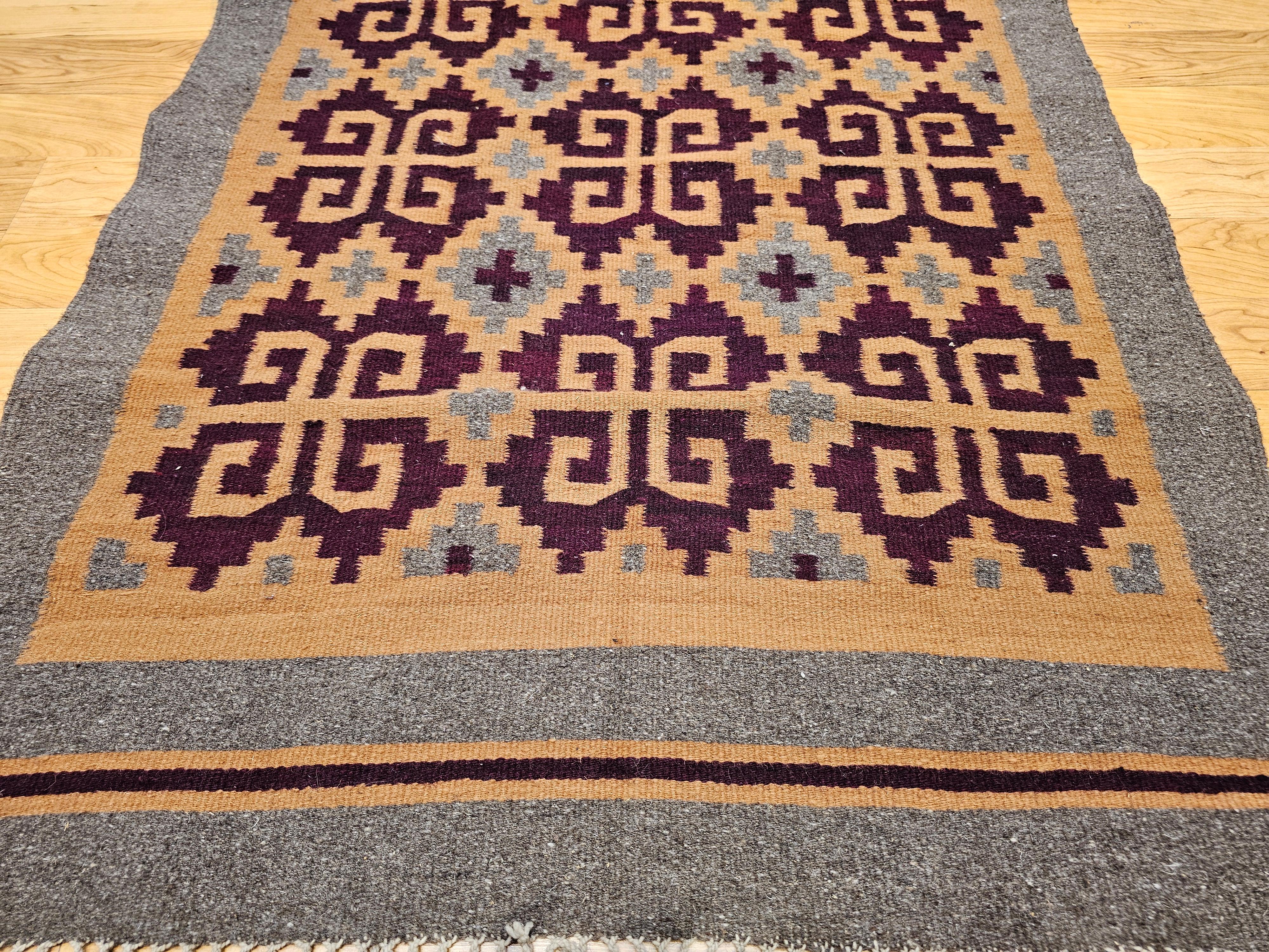 Vintage Native American Navajo Teppich in All-Over-Muster in Camel, Brown & Gray im Zustand „Gut“ im Angebot in Barrington, IL
