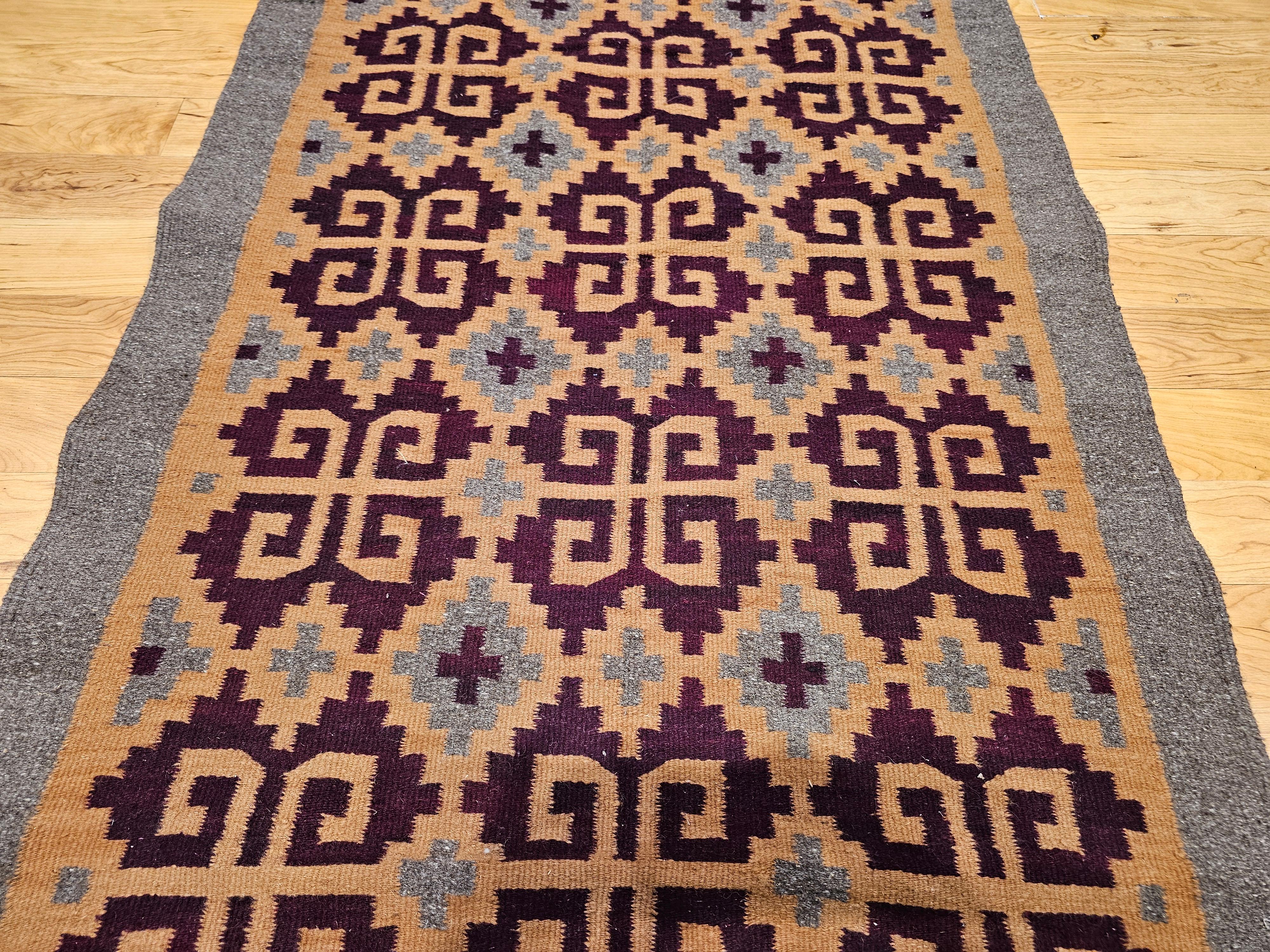 Vintage Native American Navajo Teppich in All-Over-Muster in Camel, Brown & Gray (Handgeknüpft) im Angebot