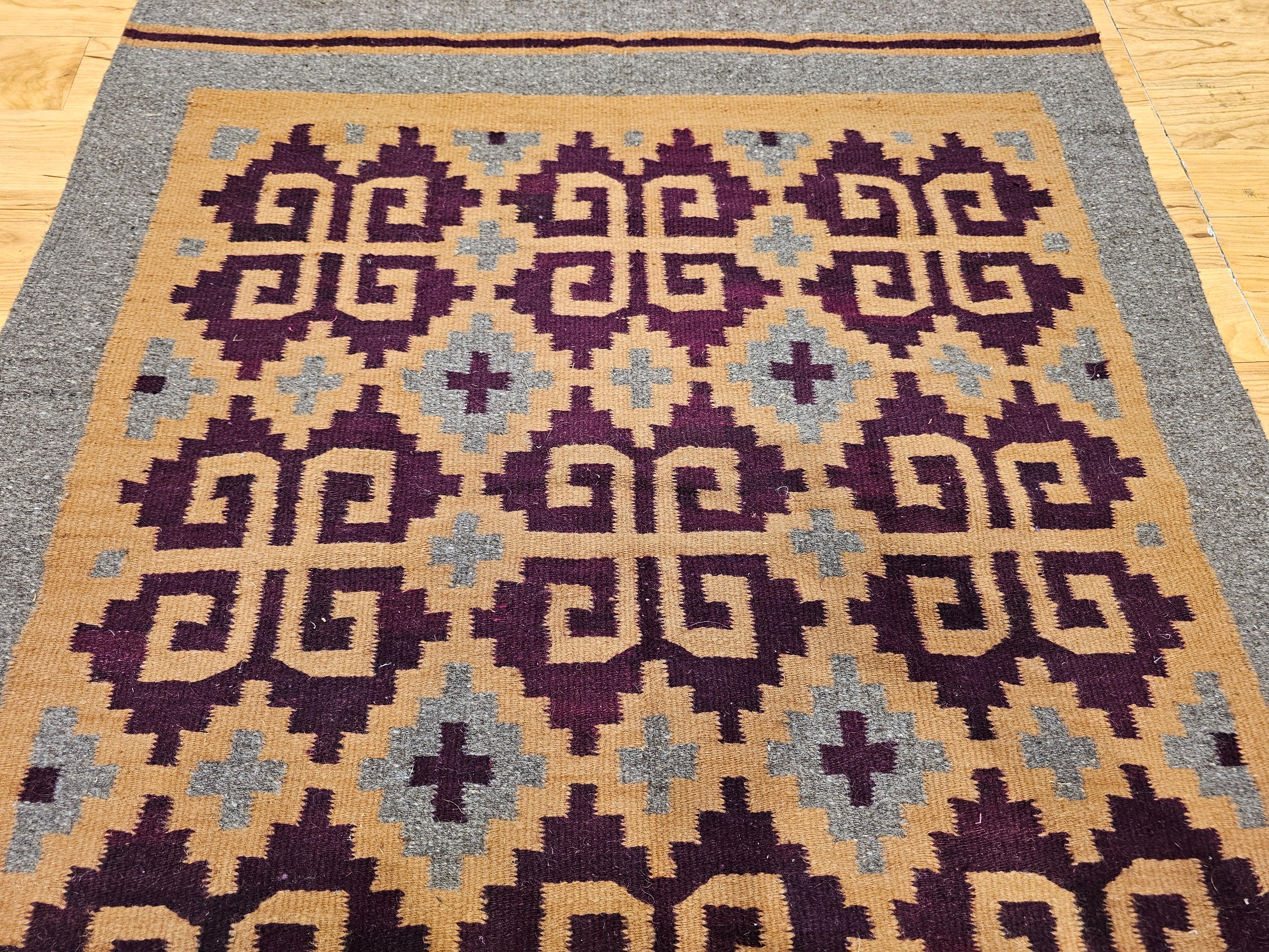 Vintage Native American Navajo Teppich in All-Over-Muster in Camel, Brown & Gray (amerikanisch) im Angebot