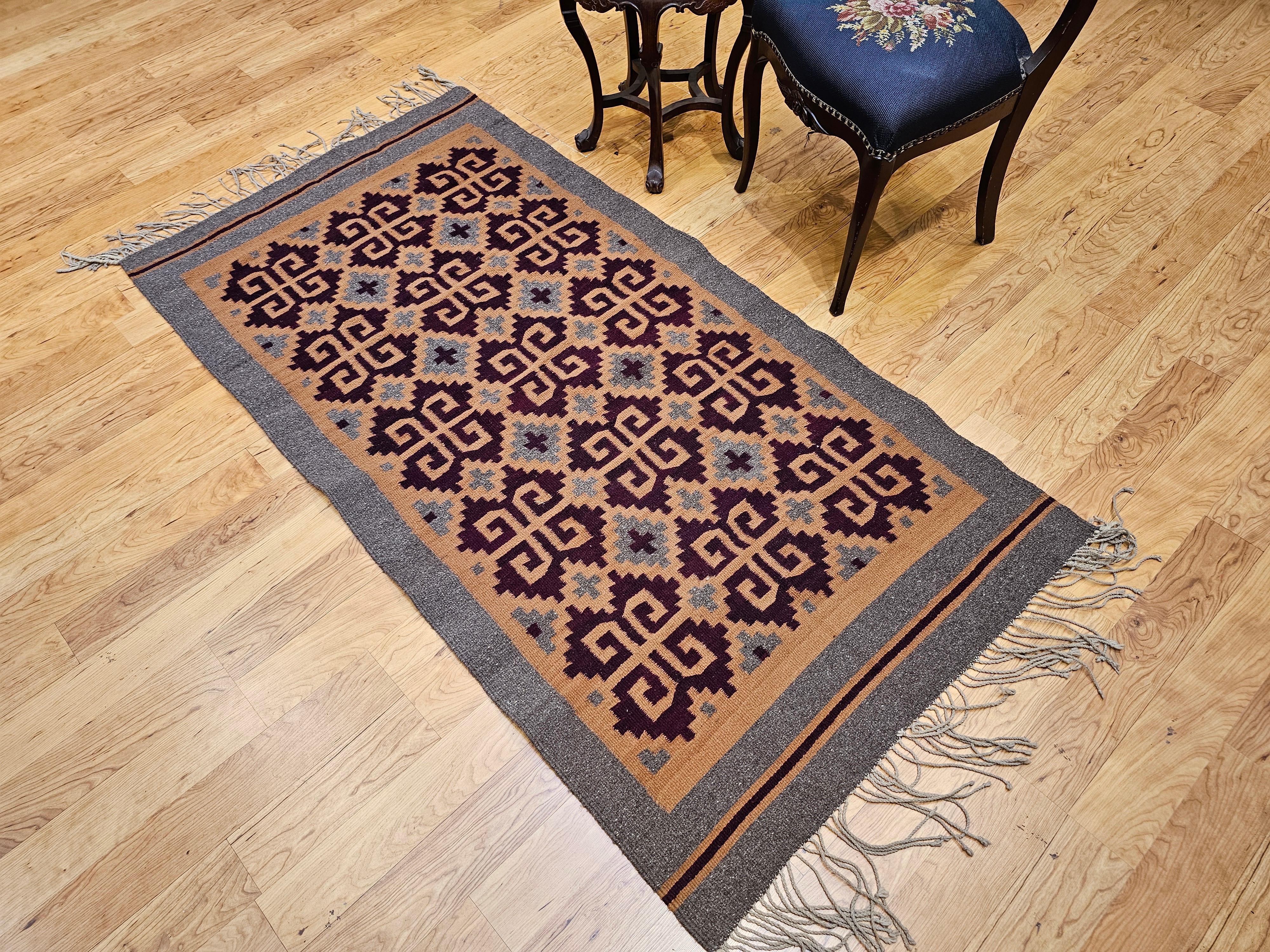 Vintage Native American Navajo Teppich in All-Over-Muster in Camel, Brown & Gray (20. Jahrhundert) im Angebot